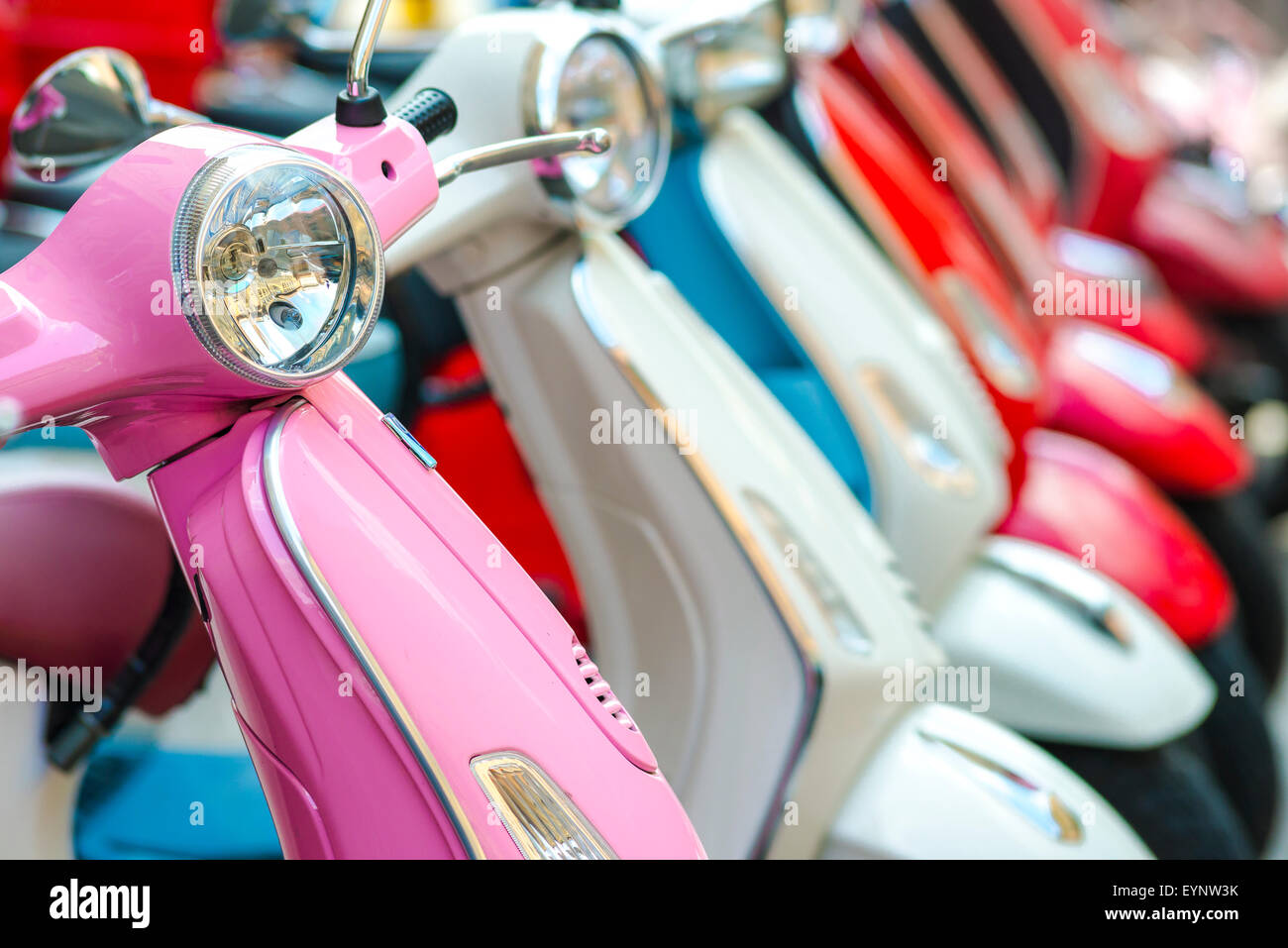 Rome en scooter, une gamme de scooters colorés garé dans une rue sur la colline de l'Aventin à Rome, Italie. Banque D'Images