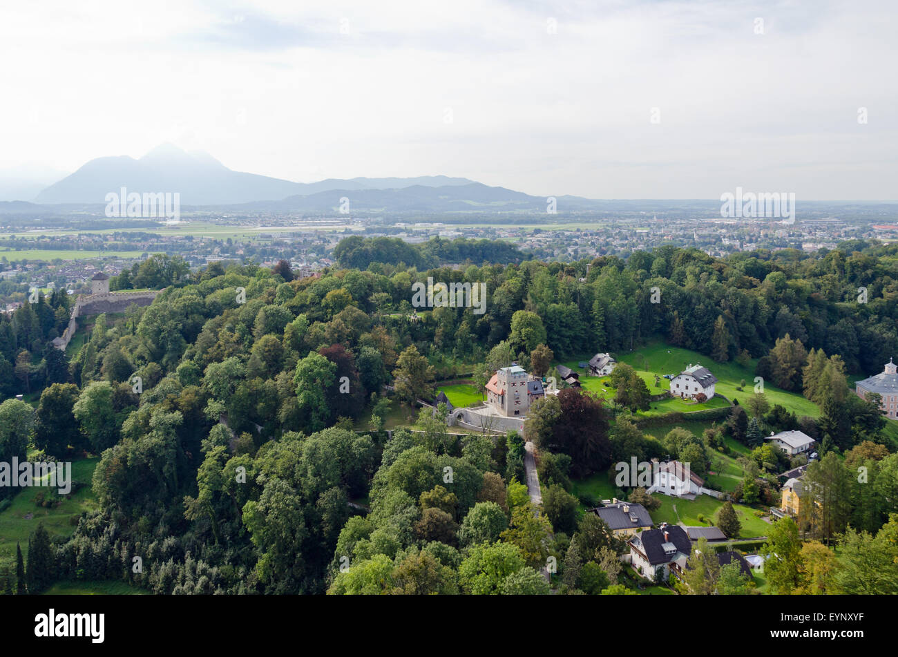 Maisons dans le paysage des Alpes sur l'herbe verte pelouse. Banque D'Images