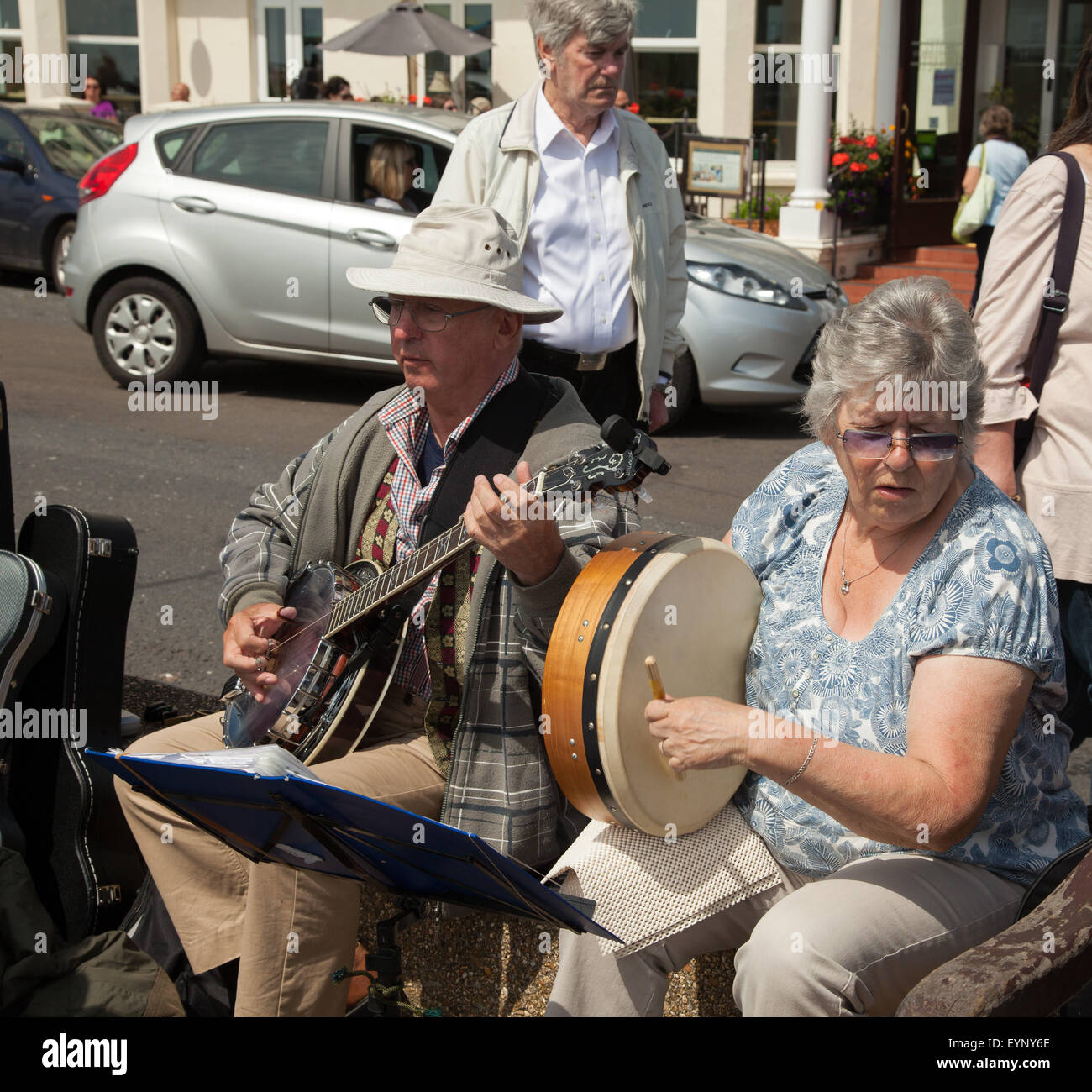 La ville de Sidmouth, Devon, UK. 2 Août, 2015. Les amuseurs publics sur l'Espalanade Sidmouth pendant la semaine folklorique, whicj célèbre la musique et la danse du 31 juillet au 7 août. L'événement s'est passé depuis 1955 et a lieu pendant la première semaine d'août. Photo Tony Charnock, Alamy Live News Banque D'Images