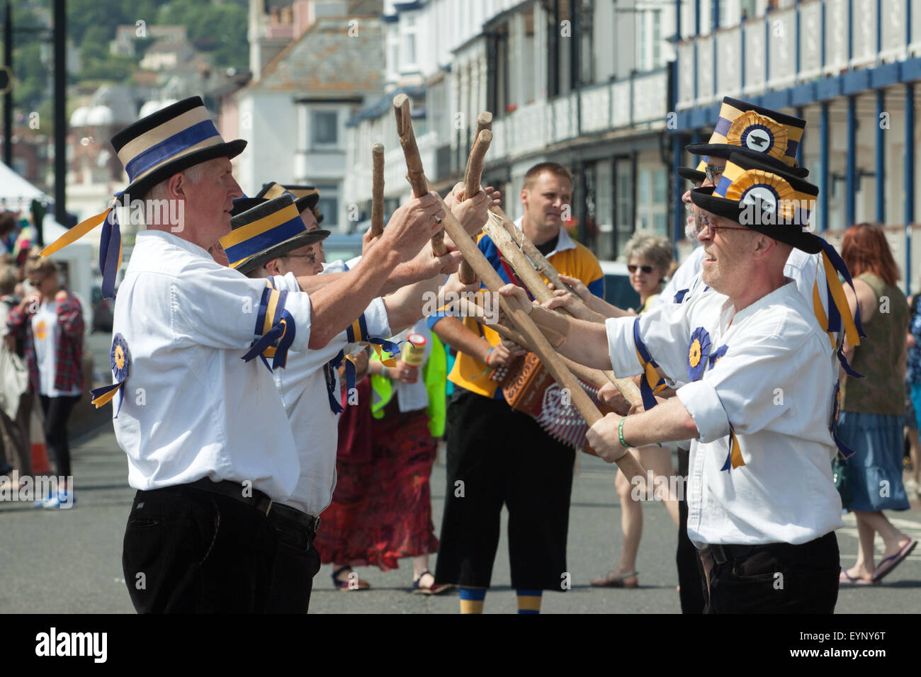 Morris Dancers et les mimes effectuer au cours de la messe dans la danse folklorique, 2015 Semaine à Sidmouth Banque D'Images