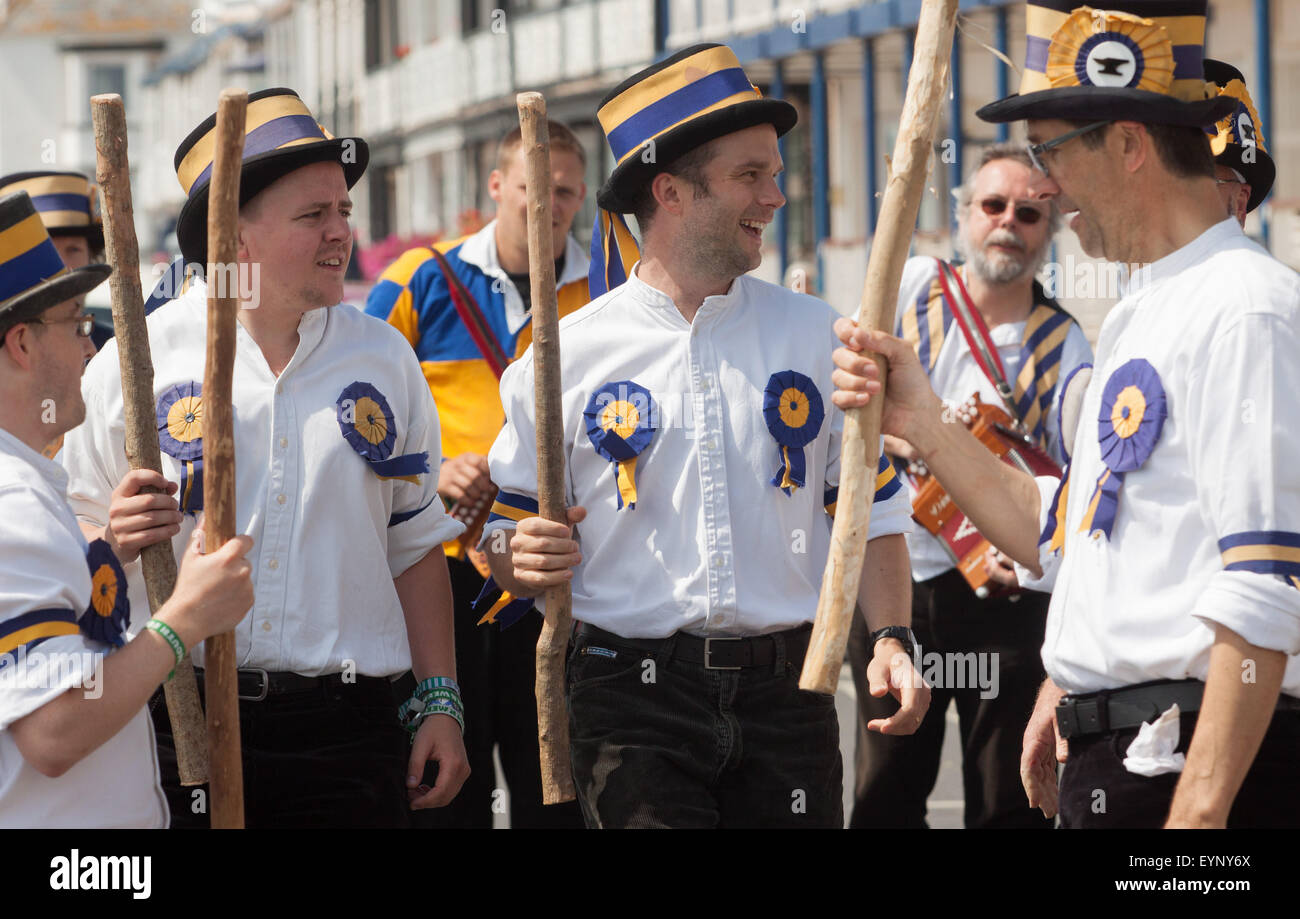 Morris Dancers et les mimes effectuer au cours de la messe dans la danse folklorique, 2015 Semaine à Sidmouth Banque D'Images