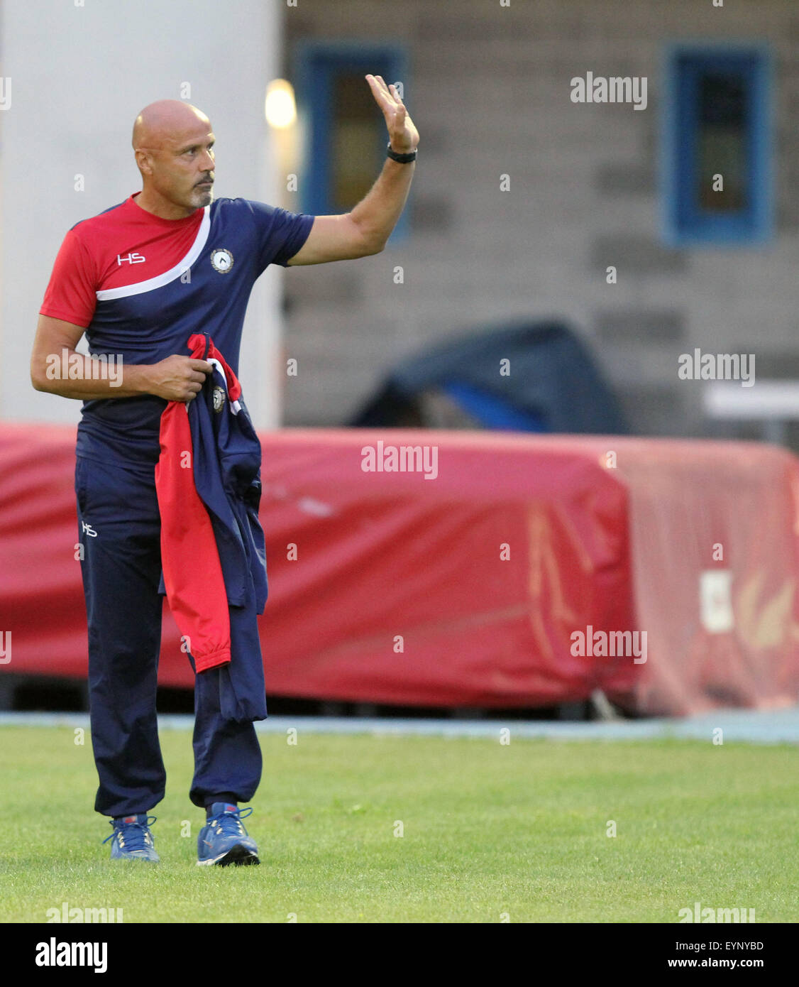 L'ITALIE, Lignano : Udinese entraîneur en chef Stefano Colantuono durant la pré-saison friendly match de football Udinese Calcio v SC Bastia le 1er août 2015 au Stade Teghil à Lignano (Udine), Italie. Banque D'Images