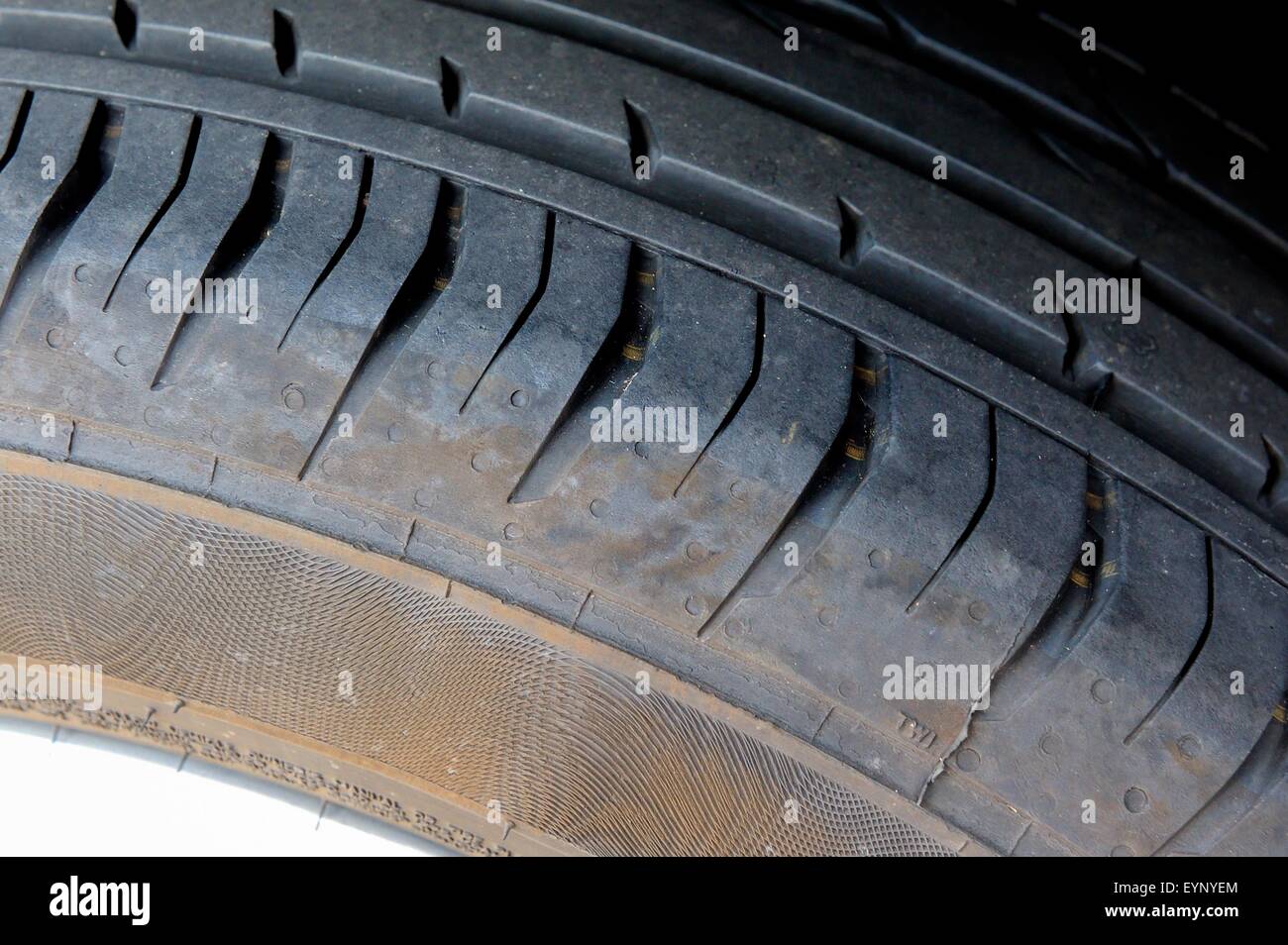 Une bande de roulement des pneus de voiture Banque D'Images
