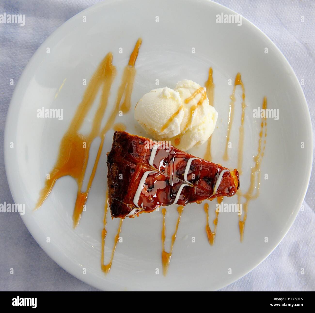 Gâteau au caramel au chocolat et crème glacée enrobé de sauce caramel Banque D'Images