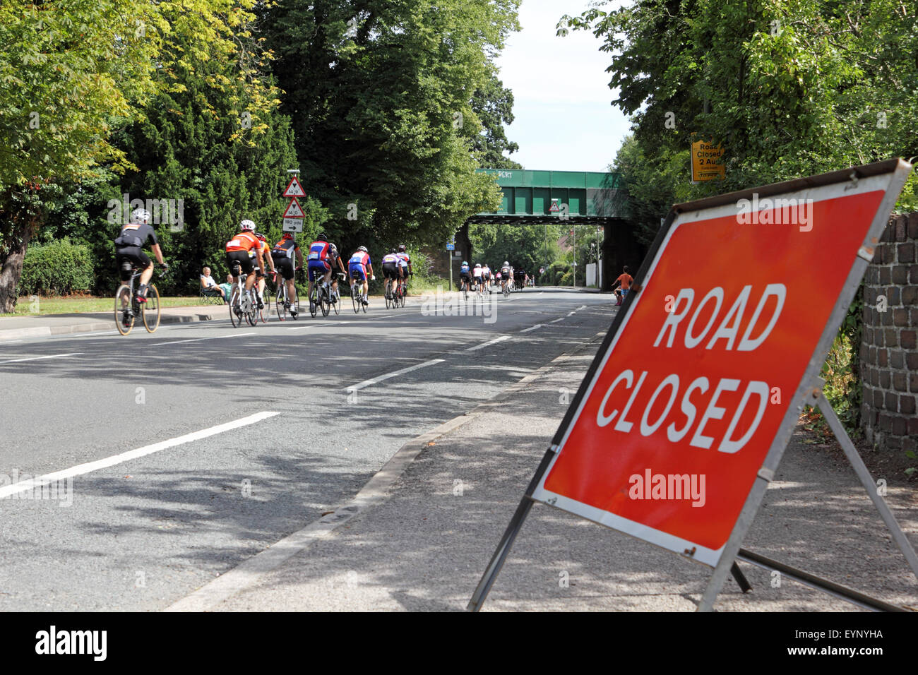 Esher, Surrey, Angleterre, Royaume-Uni. 2 août 2015. De nombreuses routes à Surrey et à Londres sont fermées pour l'amateur les cyclistes participant à la Prudential RideLondon-Surrey 100. Le défi est de 100 milles le long de la même voie que les professionnels, avec l'incitation supplémentaire de recueillir des fonds pour de bonnes causes. Un groupe de cyclistes passer le long de la route en direction de Portsmouth Kingston sur la jambe de retour de la randonnée. Credit : Julia Gavin UK/Alamy Live News Banque D'Images