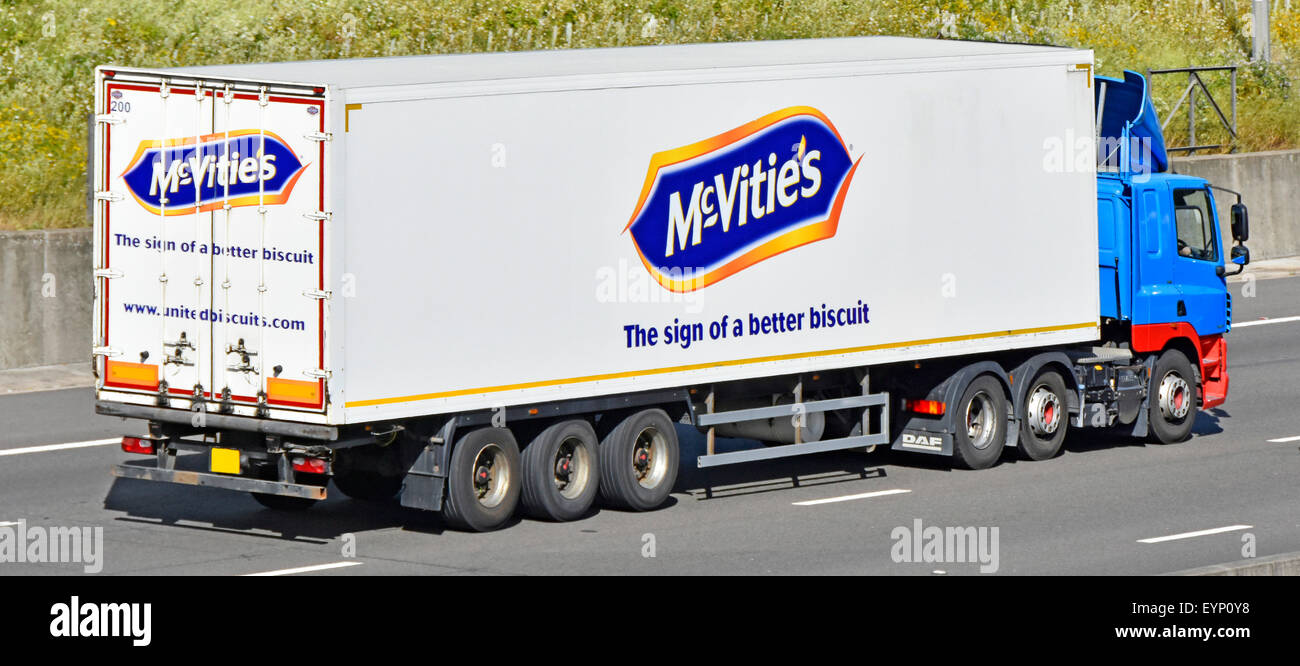 La logistique de la chaîne d'approvisionnement pour McVities biscuits remorque articulée avec logo et de conduite de camion camion poids lourds le long de l'anglais d'autoroute côté britannique et vue arrière Banque D'Images