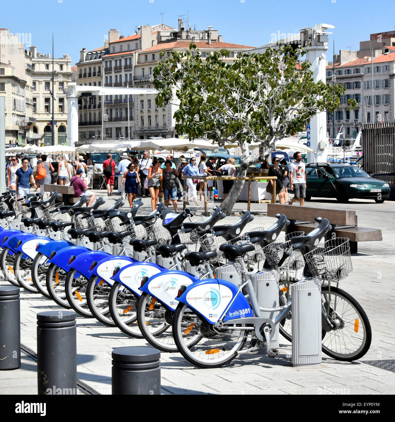 Marseille Vieux Port Marseille à bord de l'ancien français de Port d''un service de location de vélos bornes Provence Sud de la France Méditerranéenne Banque D'Images