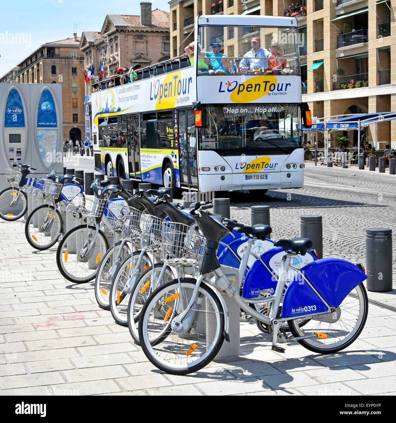 France Marseille Vieux Port Marseille Location de vélo sur la borne d'eau à  l'Ancien Port & French open top double decker bus visite guidée Photo Stock  - Alamy