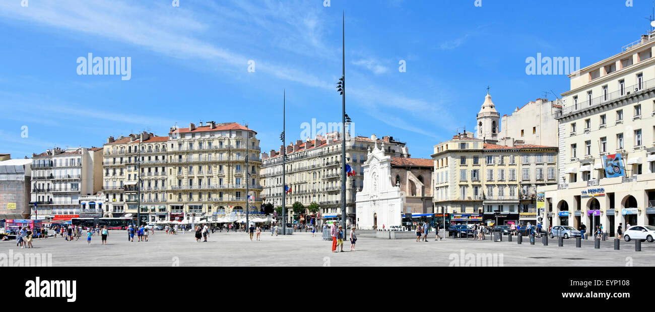 France Marseille Marseille Vieux port promenade au bord de l'eau dans le Vieux Port centre-ville formes grand espace ouvert entouré de cafés & bars Banque D'Images