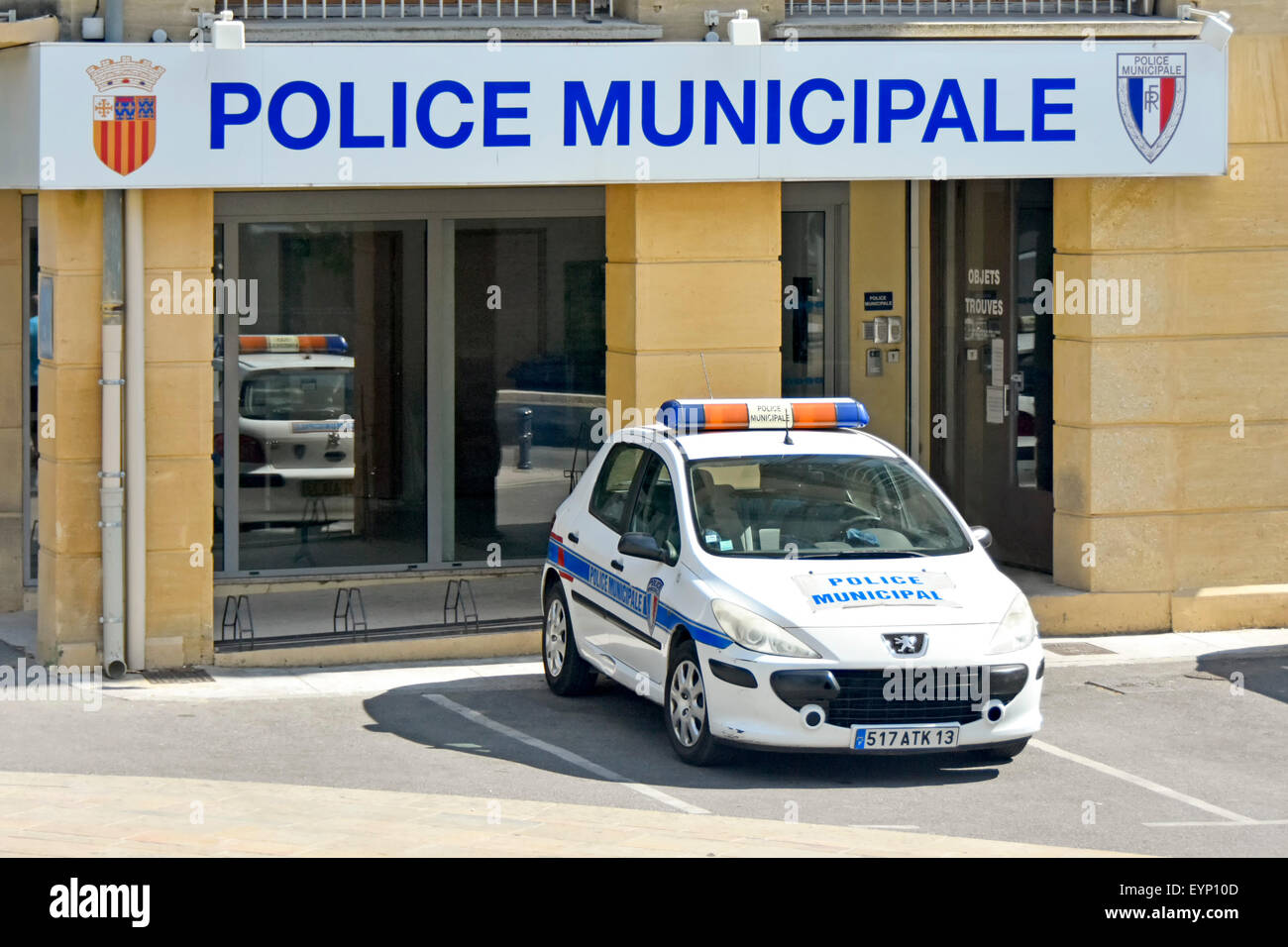 La Police Municipale d'Aix en Provence avec la police voiture garée à l'extérieur du bâtiment de police français Provence Sud de la France Banque D'Images
