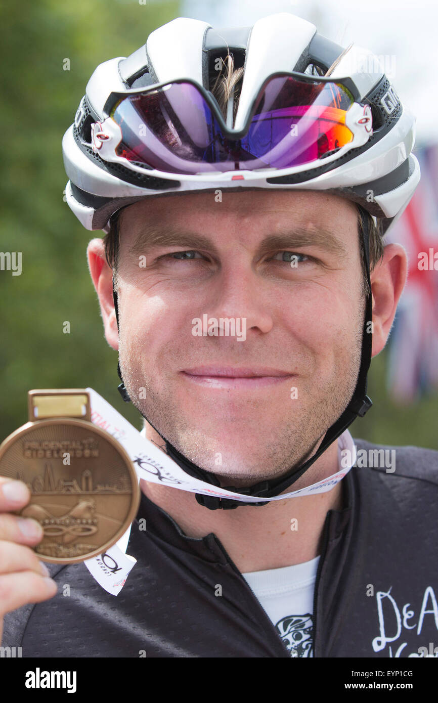 Londres, Royaume-Uni. 2 août 2015. Prudential RideLondon 2015. Présentateur de télévision Matt Barbet avec son remettront la médaille pour la course 100 London-Surrey. Photo : OnTheRoad/Alamy Live News Banque D'Images