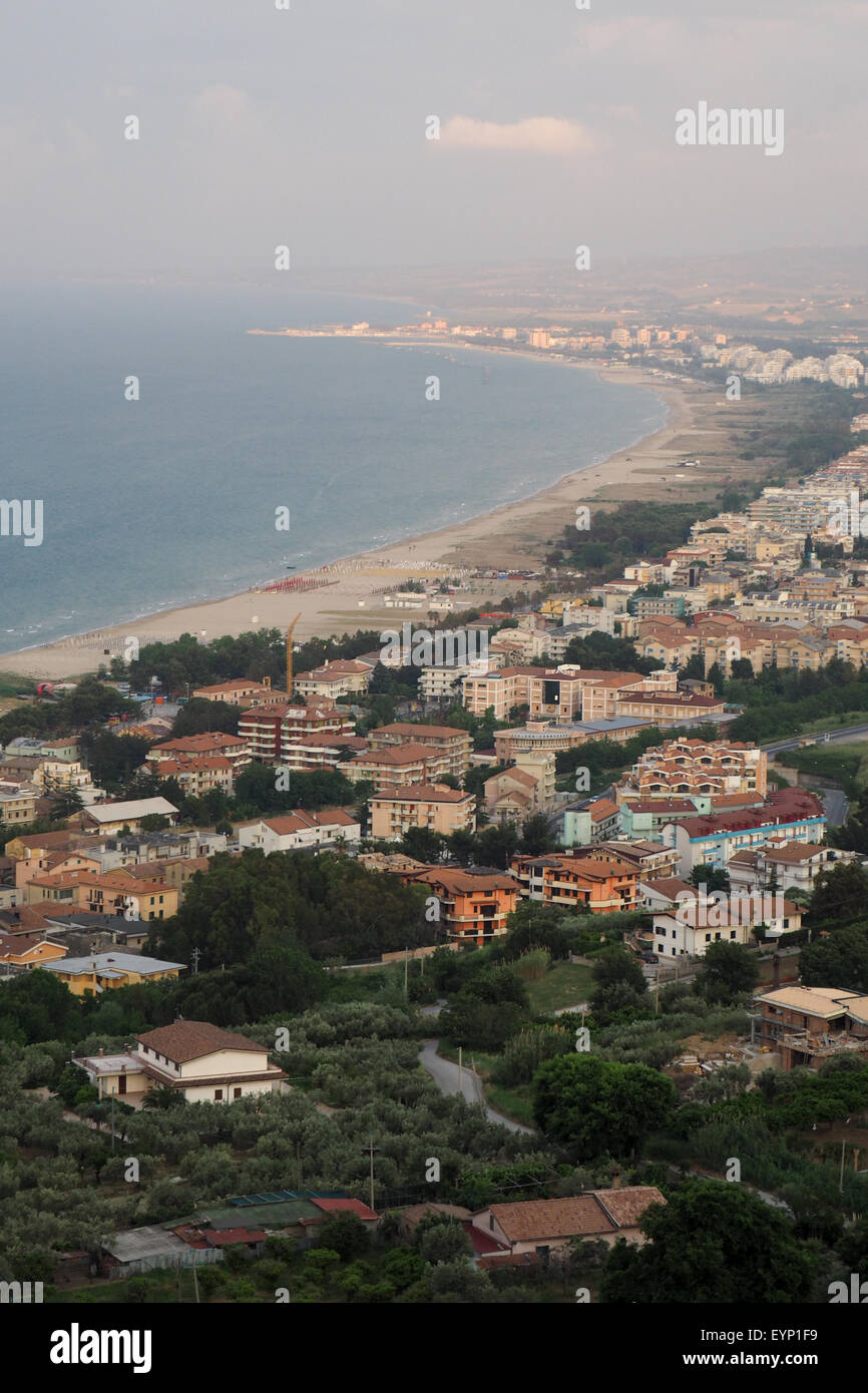 Vue panoramique de Vasto Marina et le littoral. Banque D'Images