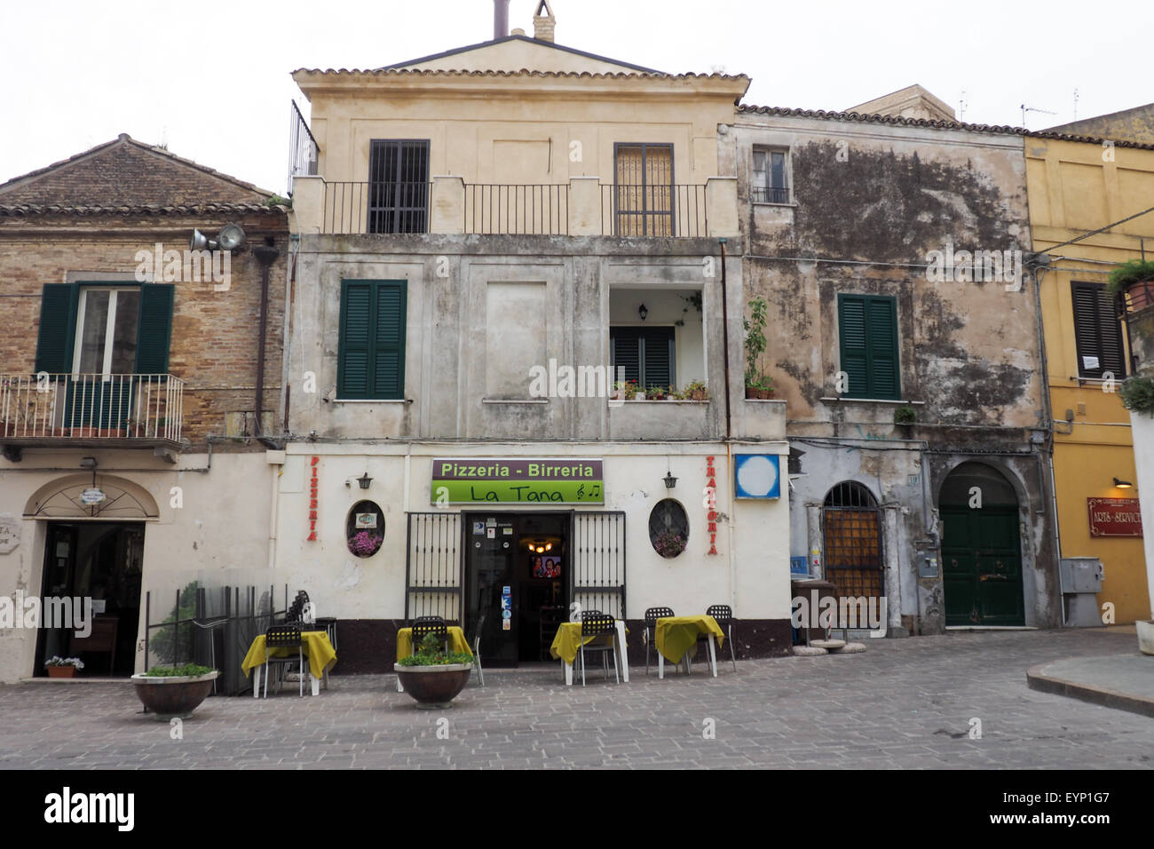 Une pizzeria sur une piazza, Vasto, Abruzzo, Italie. Banque D'Images