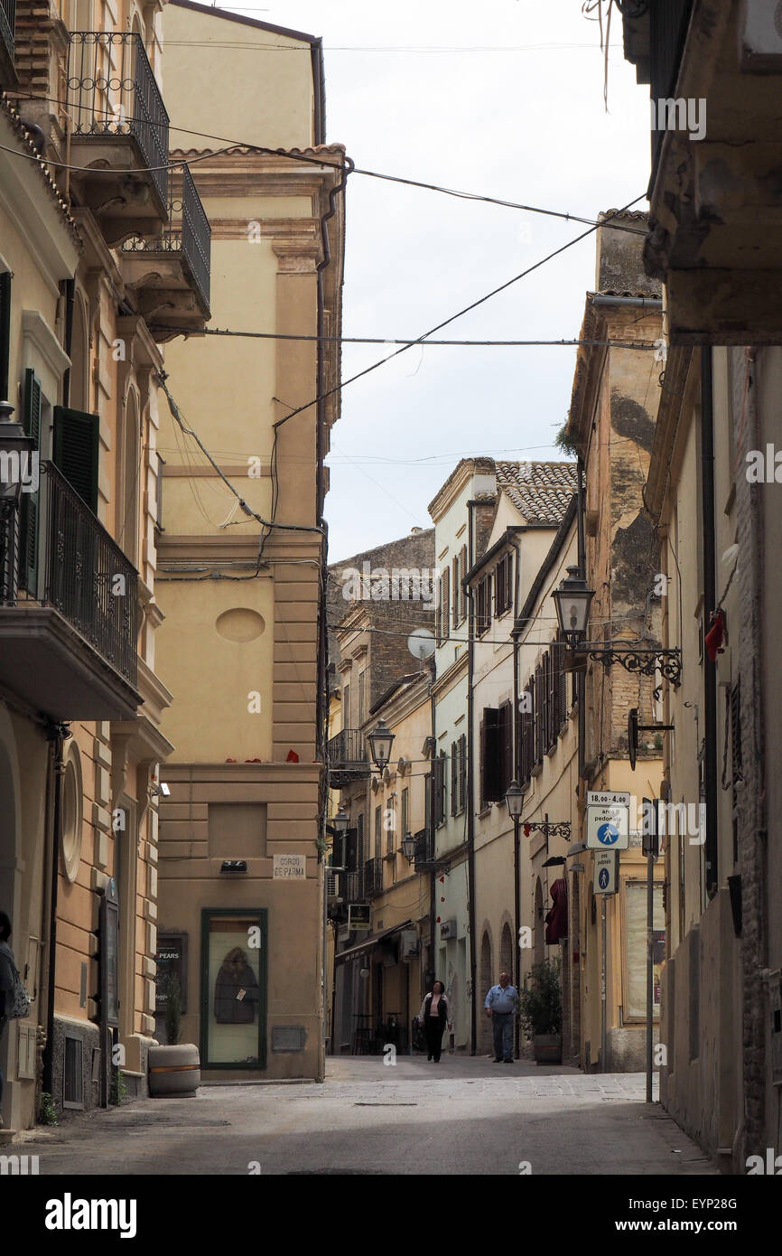 Un couple en train de marcher dans un quartier calme rue italienne. Banque D'Images