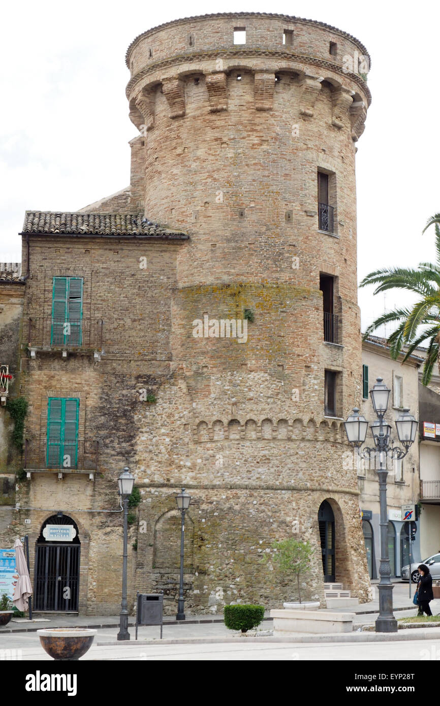 La tour médiévale Bassano avec tourelle et mâchicoulis se confondait avec le logement résidentiel à Vasto, Abruzzo, Italie. Banque D'Images