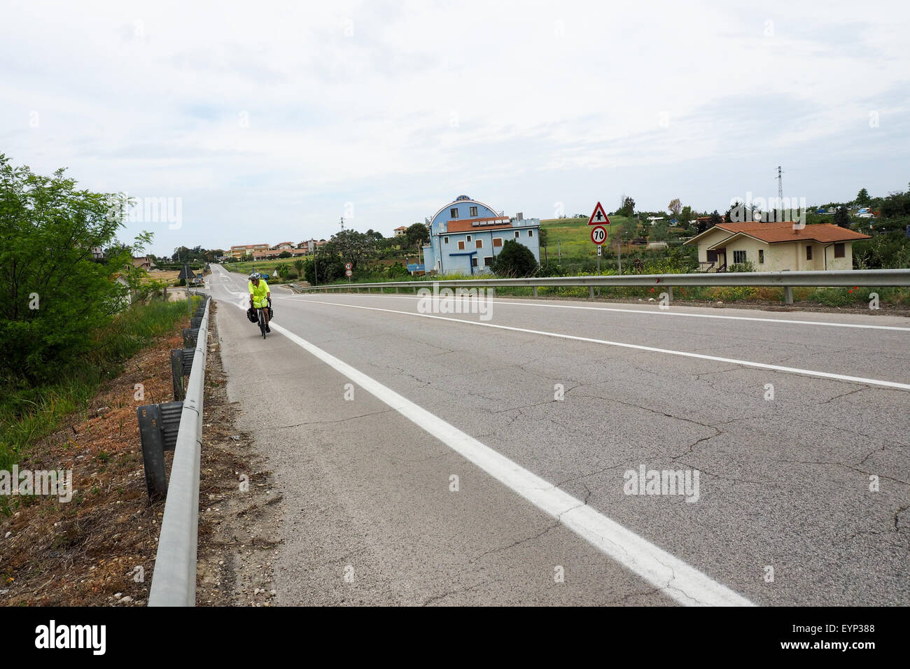 Touring cyclist riding sa moto montée en Italie régional. Banque D'Images