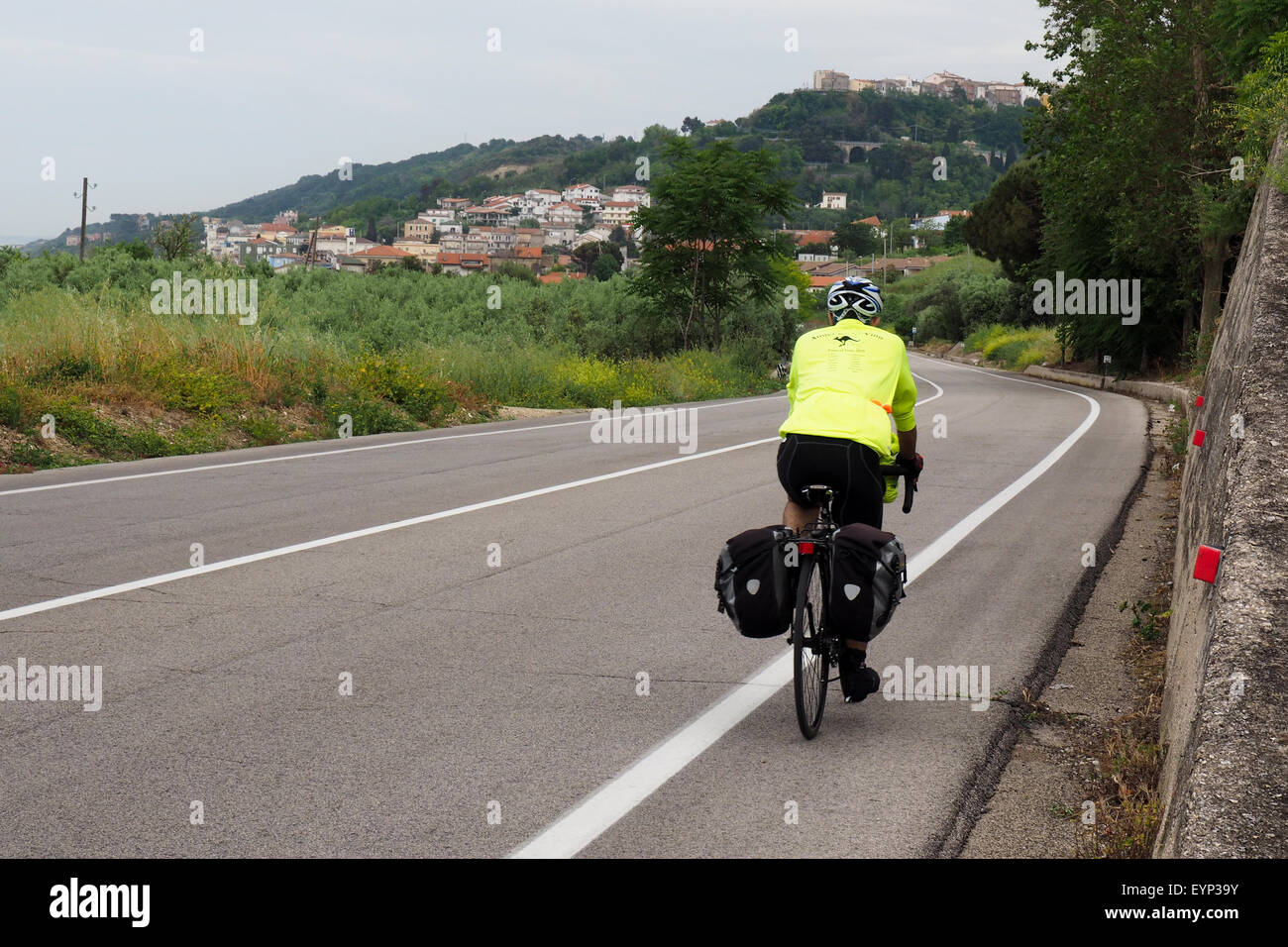 Une randonnée cycliste le long de la SS16 dans les Abruzzes en Italie, à San Vito Chietino et Murata Alta dans l'arrière-plan. Banque D'Images
