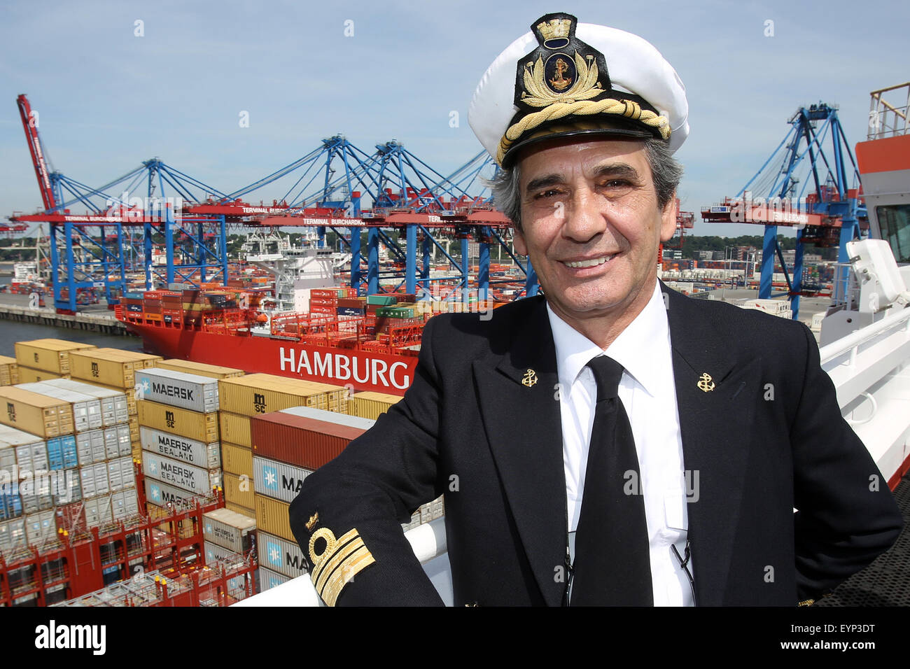Hambourg, Allemagne. 09Th Aug 2015. Domenico Pica, capitaine de l''MSC Zoe',  pose sur le pont du navire à Hambourg, Allemagne, 02 août 2015. La 'MSC Zoe',  l'un des trois plus grands navires