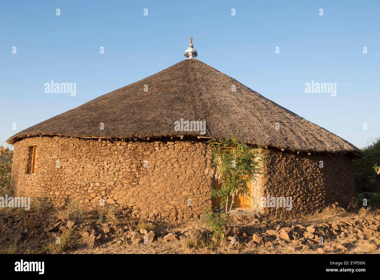 Vieille église de boue sur le site de l'église moderne Kachema Mikael, Adama, Ethiopie Banque D'Images