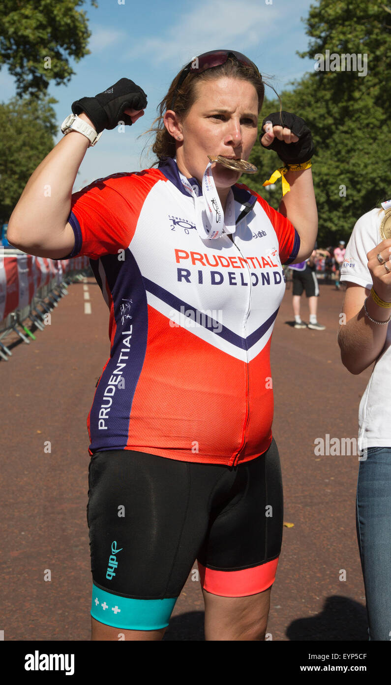 Londres, Royaume-Uni. 2 Août, 2015. Prudential RideLondon 2015. X-facteur gagnant Sam Bailey est heureux d'avoir terminé la Prudential RideLondon London-Surrey race 100. Credit : OnTheRoad/Alamy Live News Banque D'Images