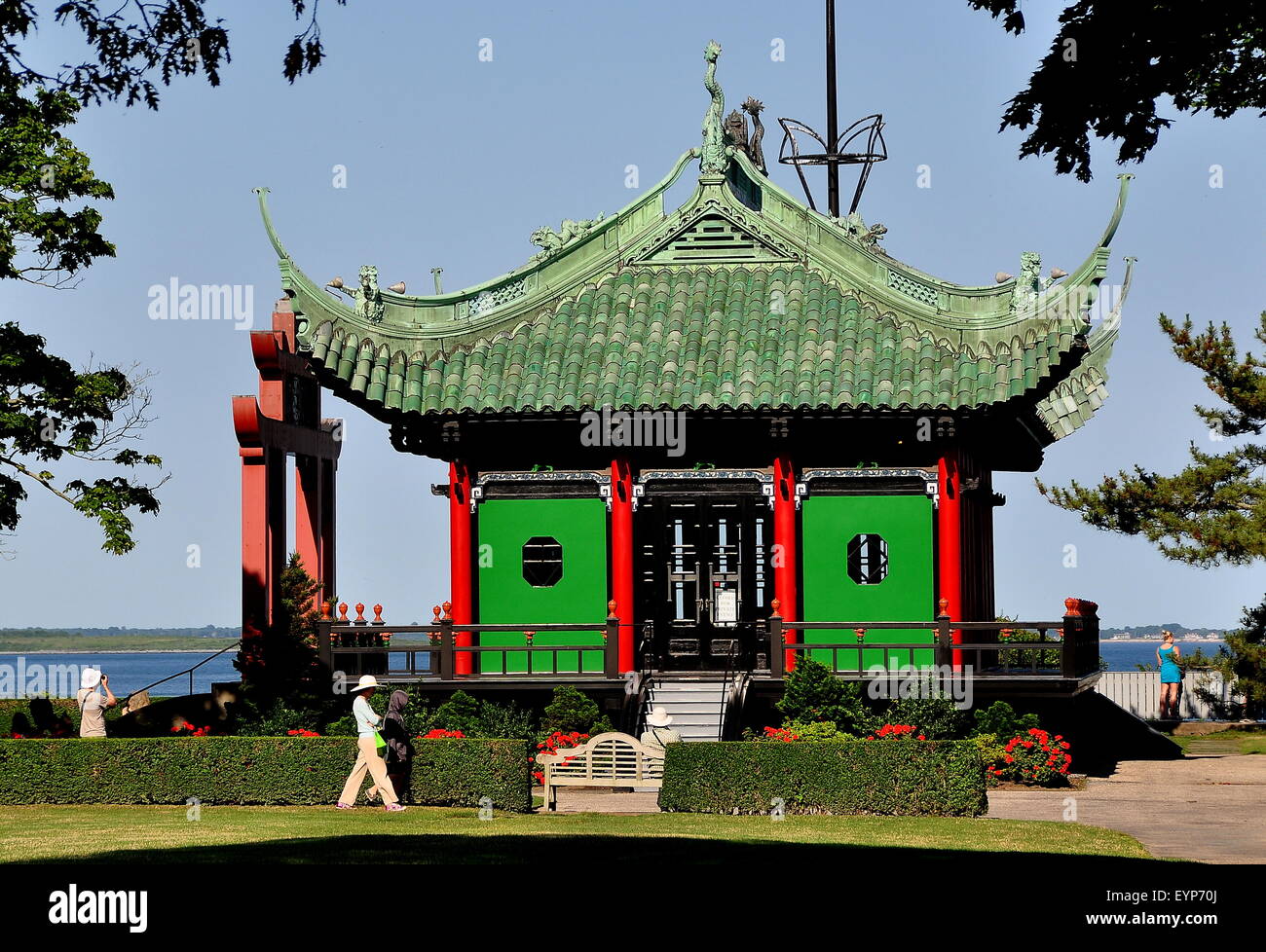 Newport, Rhode Island : La maison Chinoise avec la porte de cérémonie surplombe la mer sur la base de 1892 en chambre Banque D'Images