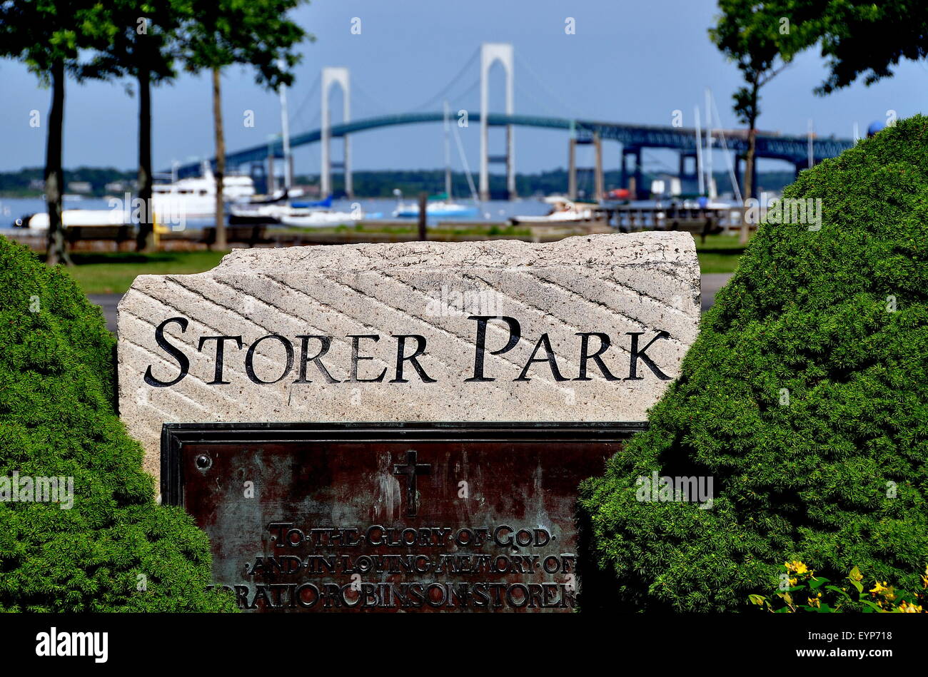 Newport, RI : Stockeur Park at Easton's Point surplombe la baie Naragansett et la Route 138 Newport pont à péage Claiborne Pell Banque D'Images