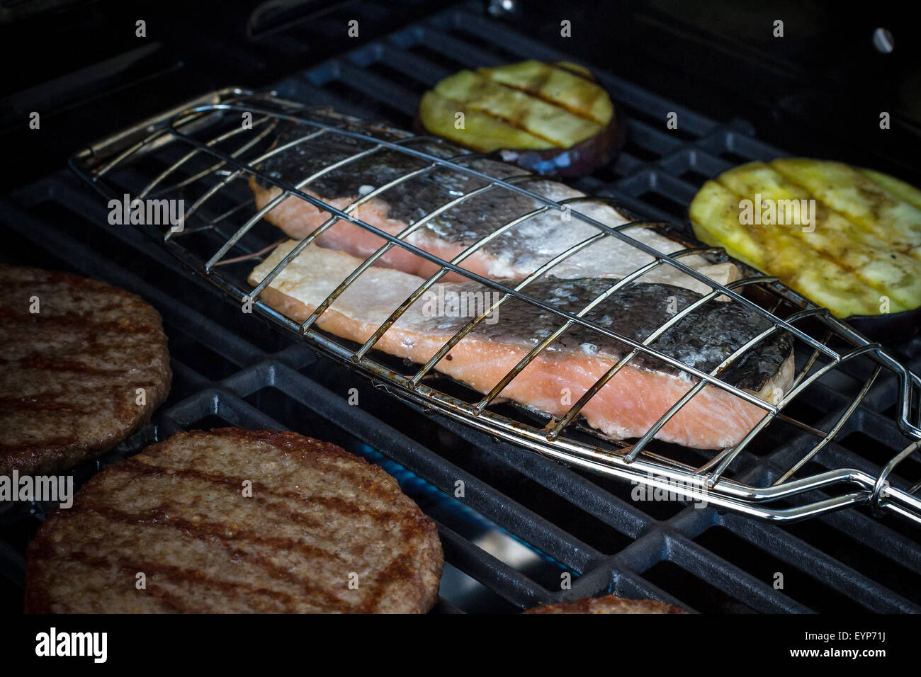 Pavé de saumon, tranches de hamburger et l'aubergine sur gril, soft focus Banque D'Images