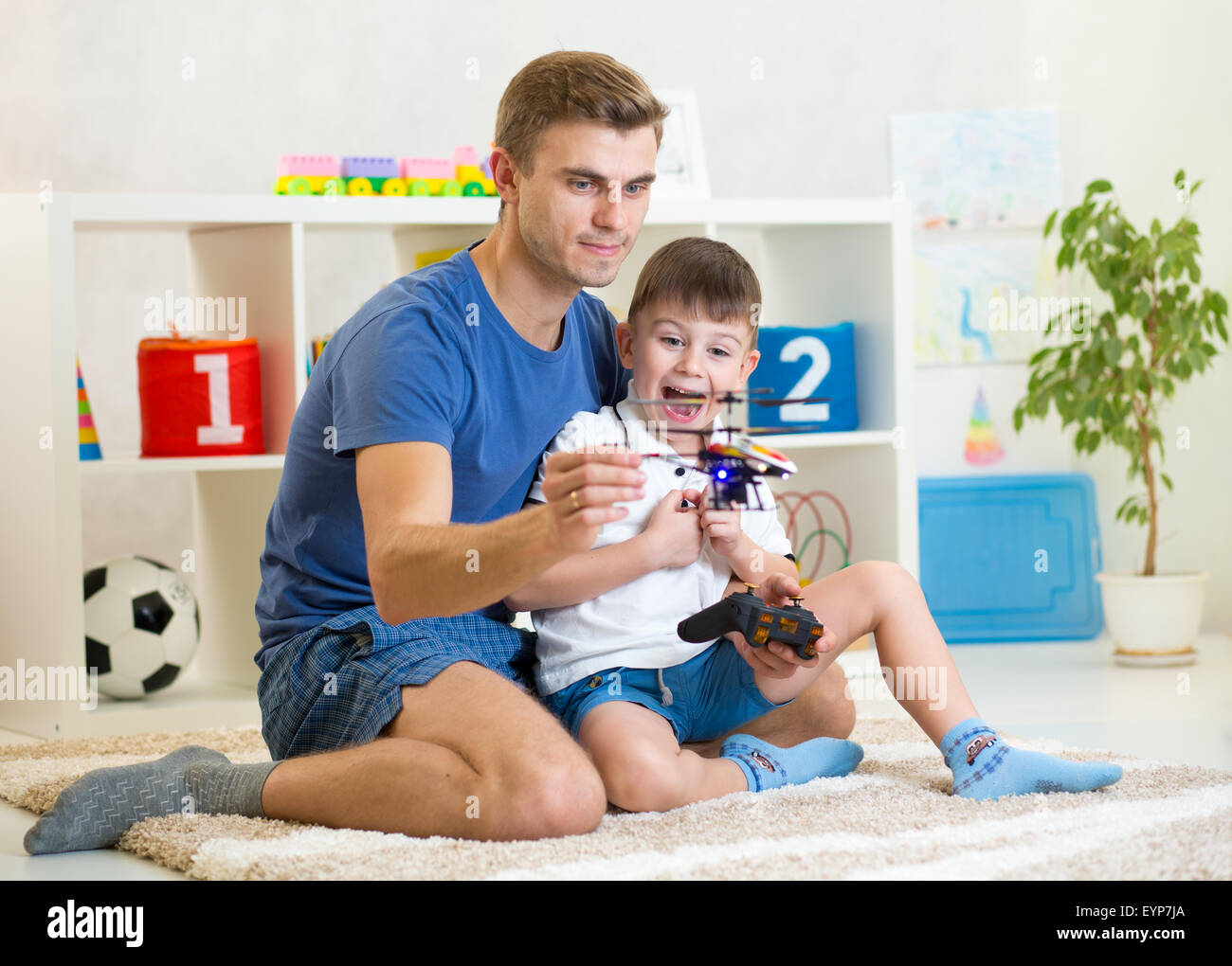 Papa et son fils enfant jouer avec RC Helicopter toy Banque D'Images