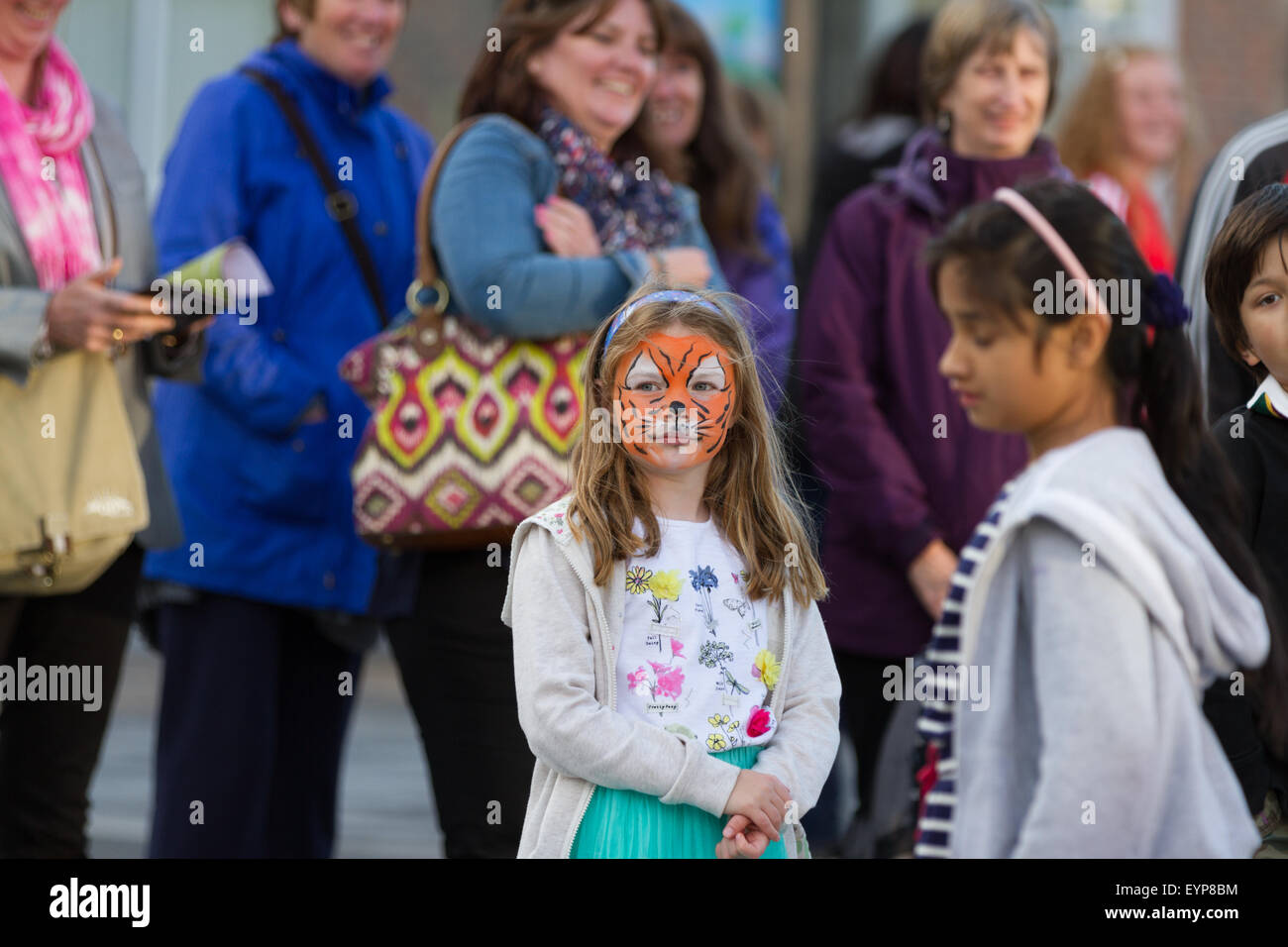 Stockton-on-Tees, UK, samedi, 01 août, 2015. Jeune fille avec la peinture pour le visage à l'instant de lumière, la 28e Stockton International Riverside Festival. Crédit : Andrew Nicholson/Alamy Live News Banque D'Images