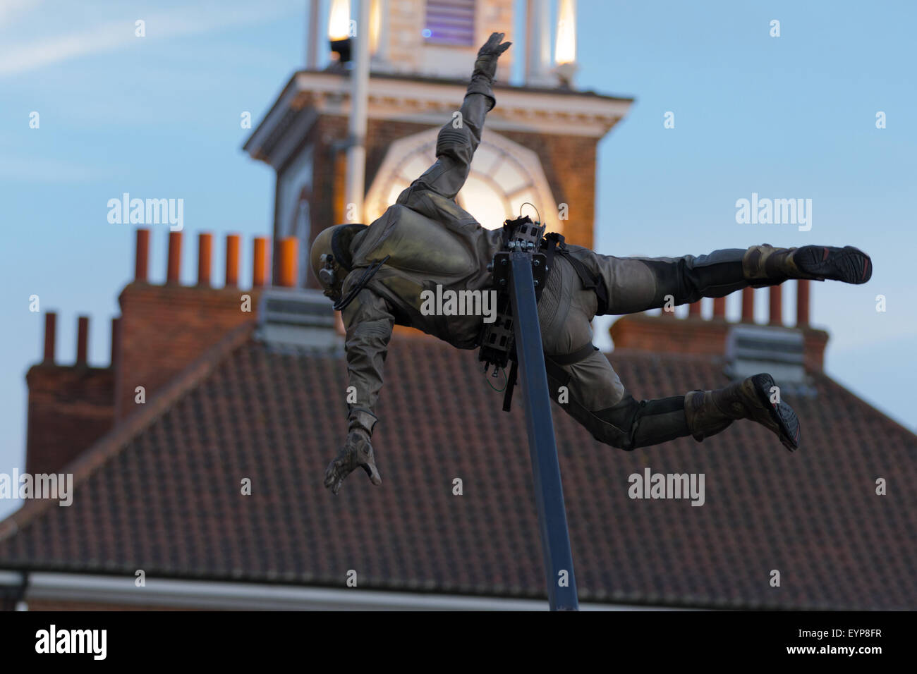 Stockton-on-Tees, UK, samedi, 01 août, 2015. Un artiste de rue de très cintrées prend part à l'astronaute de l'urbain, une pièce de théâtre physique, à l'instant de lumière, la 28e Stockton International Riverside Festival. Crédit : Andrew Nicholson/Alamy Live News Banque D'Images