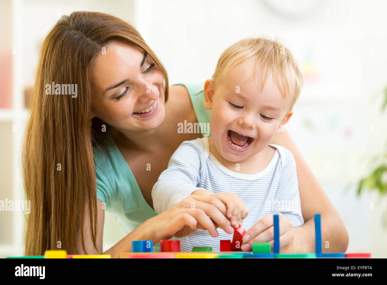 Maman et enfant jouant ensemble avec jouet puzzle Banque D'Images