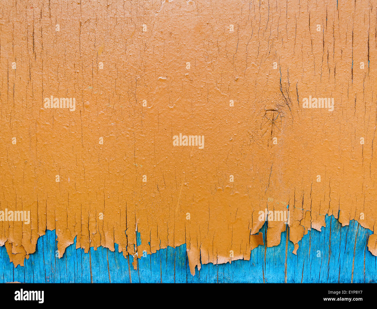 L'écaillage de la peinture sur le mur en bois. Grunge fond avec de la peinture ancienne. Banque D'Images