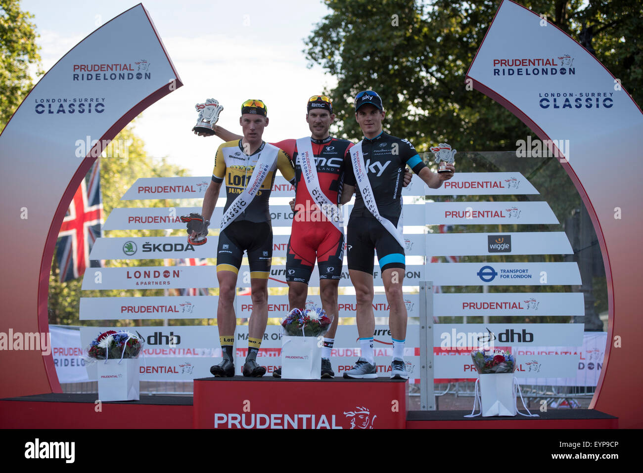 Londres, Royaume-Uni. 09Th Aug 2015. Mike Teunissen (Équipe Lotto NL-Jumbo) (gauche), Jean Pierre Drucker (BMC Racing Team) (centre) et Ben Swift (droite) réagir sur le podium à la suite de la Prudential RideLondon-Surrey Classic au Mall, Londres, Royaume-Uni le 2 août 2015. La course a débuté à Horse Guards Parade et fini sur le Mall après un parcours de 200 km autour de Surrey et du Grand Londres. Crédit : Andrew Peat/Alamy Live News Banque D'Images