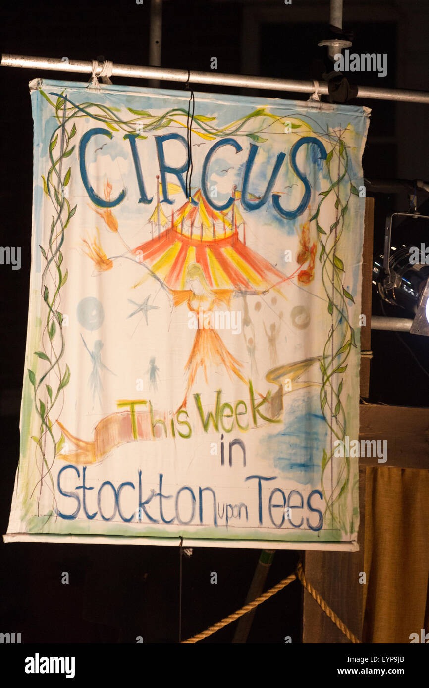 Stockton-on-Tees, UK, samedi, 01 août, 2015. Une bannière de cirque à l'instant la lumière, la 28e Stockton International Riverside Festival. Crédit : Andrew Nicholson/Alamy Live News Banque D'Images