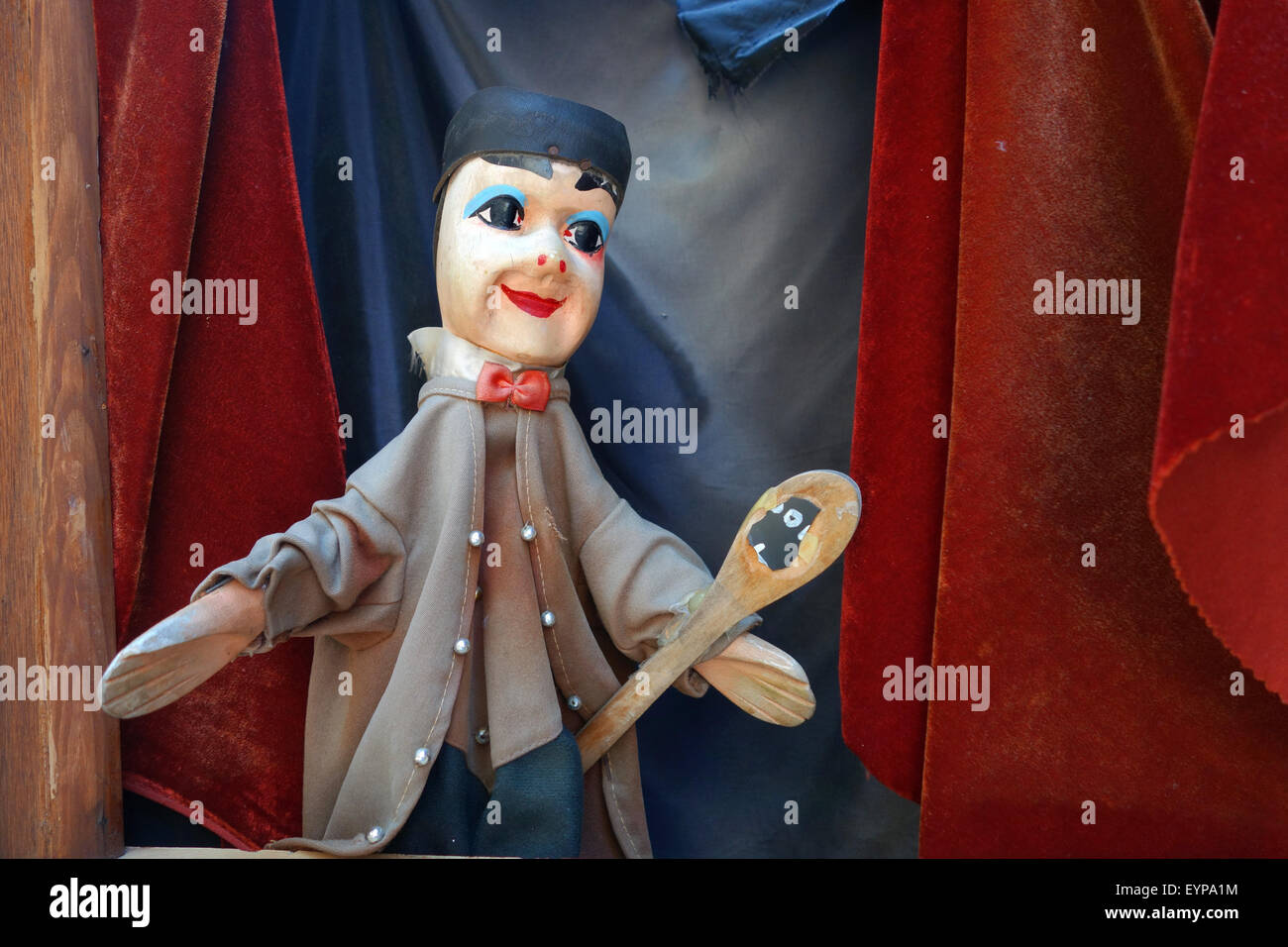 Marionnette Guignol Artisanal en bois – Vieux Lyon Souvenirs