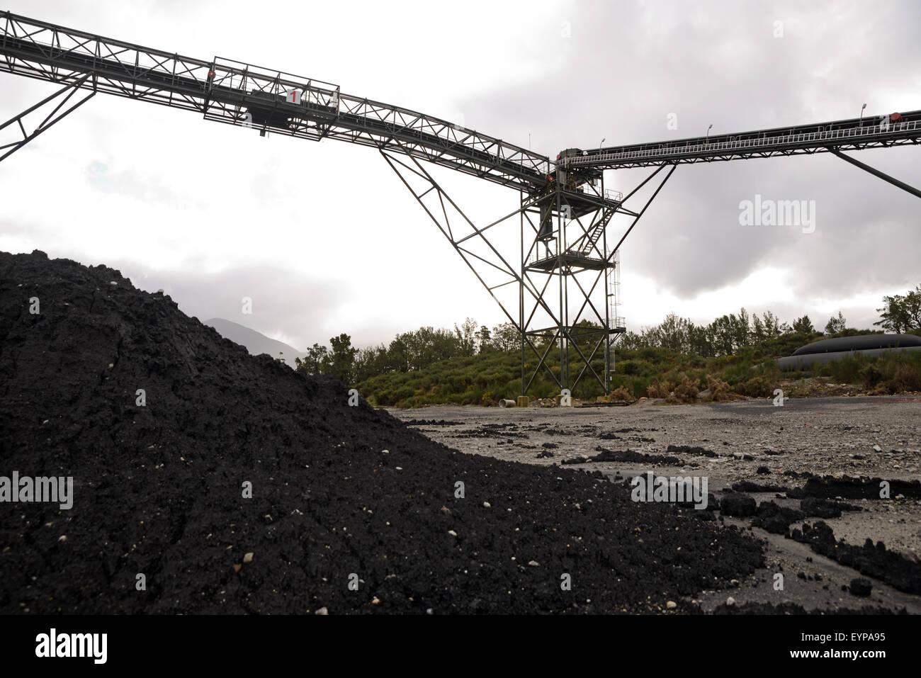 Des tas de charbon à coke de haute qualité jusqu'à une installation de chargement pour une mine de charbon Banque D'Images