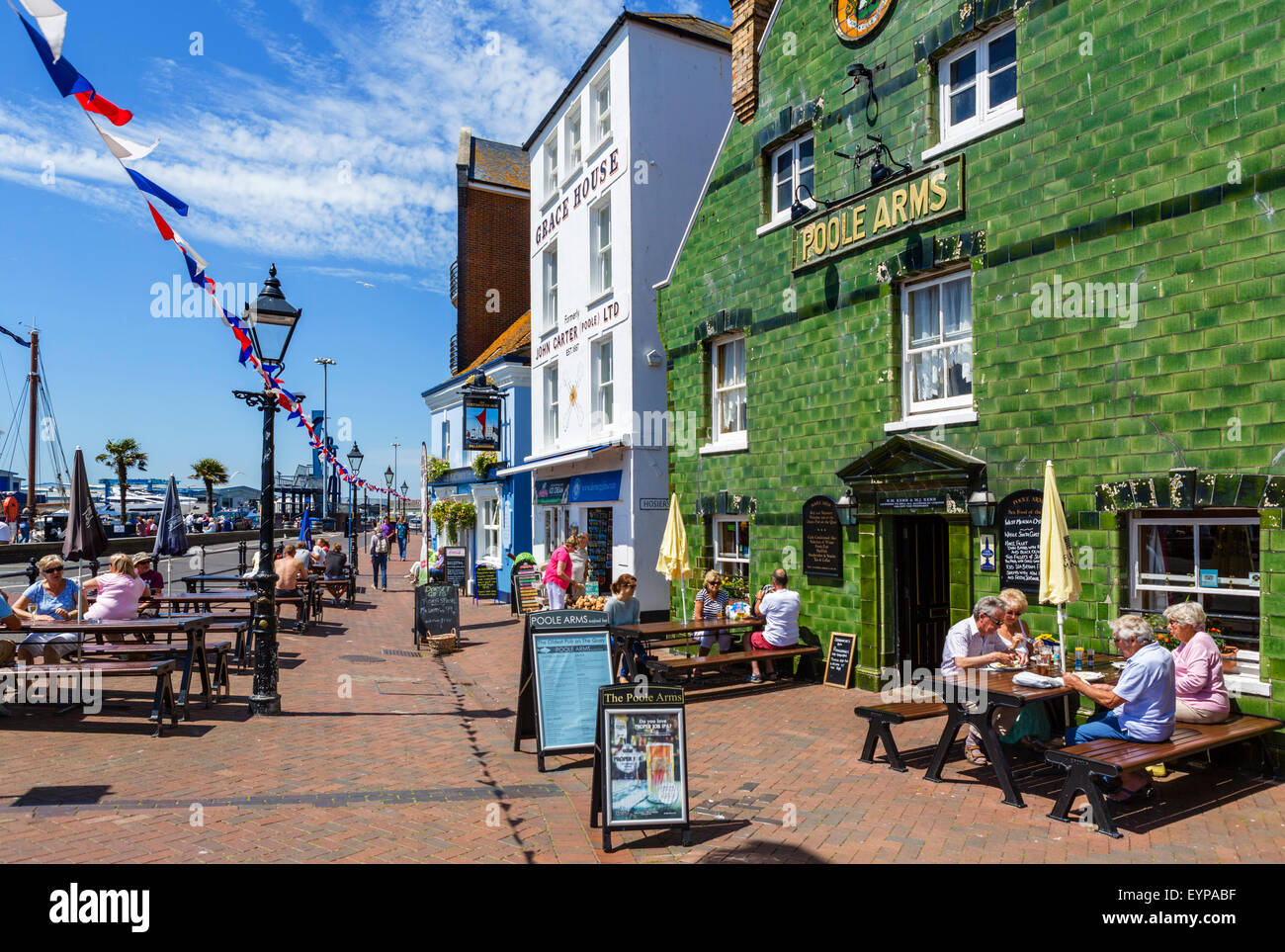 Les gens assis à l'extérieur de la Poole Arms pub sur le quai à Poole, Dorset, England, UK Banque D'Images
