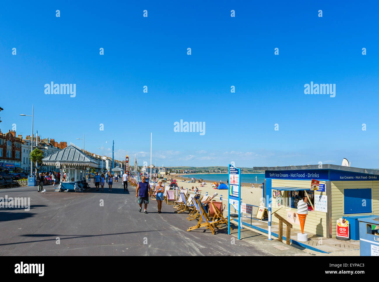 L'Esplanade et à la plage en direction de la tour de l'horloge du Jubilé, Weymouth, Jurassic Coast, Dorset, England, UK Banque D'Images
