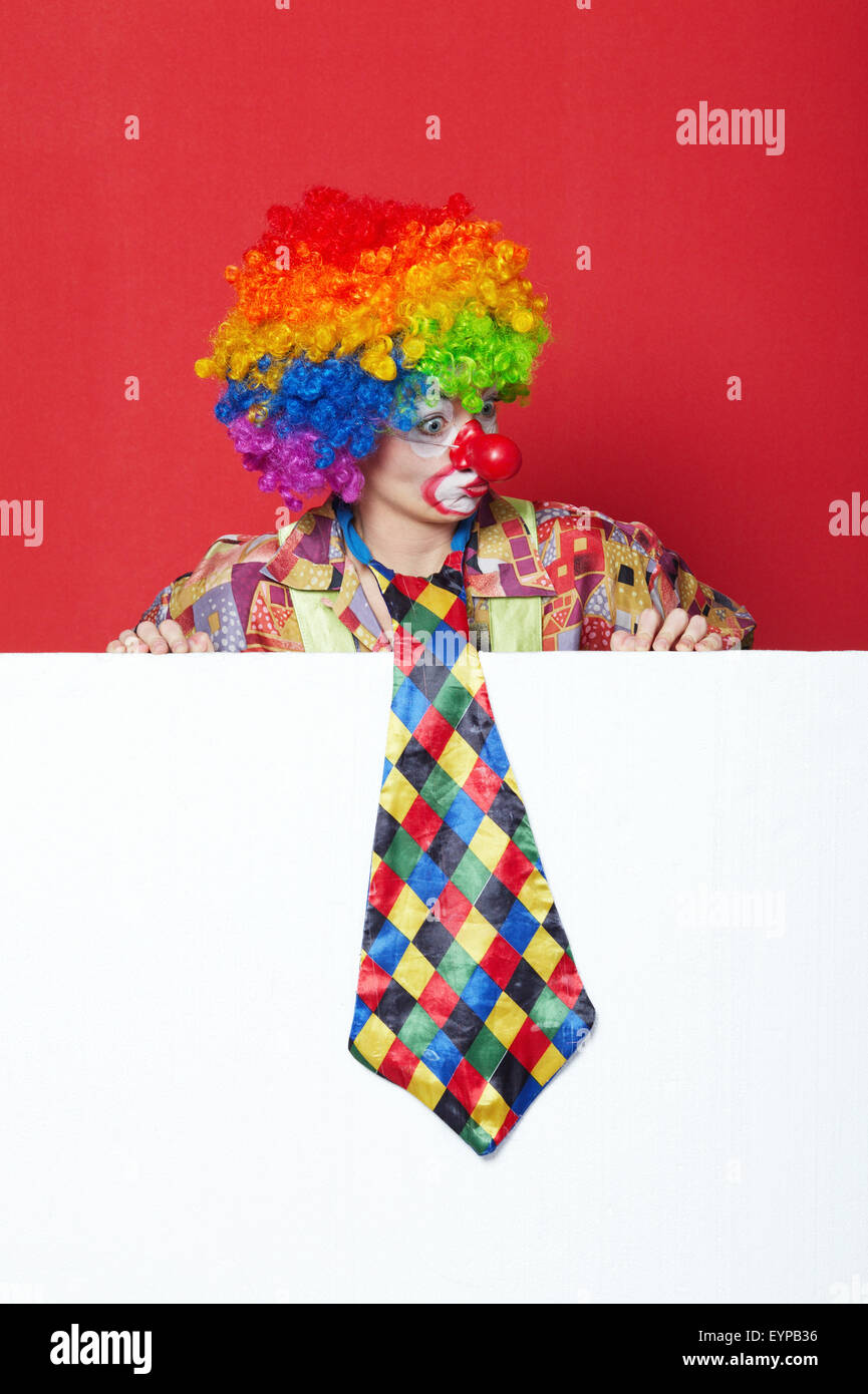 Clown avec cravate sur tableau blanc vierge Photo Stock - Alamy