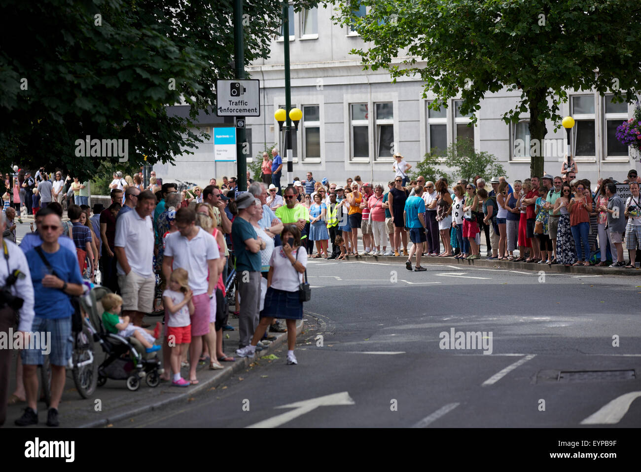 Kingston upon Thames, Surrey, UK. 2 août 2015. Des foules de gens bordent la route près de Kingston Bridge en attente d'encourager les cyclistes professionnels prenant part à la Prudential RideLondon-Surrey cycle classique Crédit course : Emma Durnford/ Alamy Live News Banque D'Images