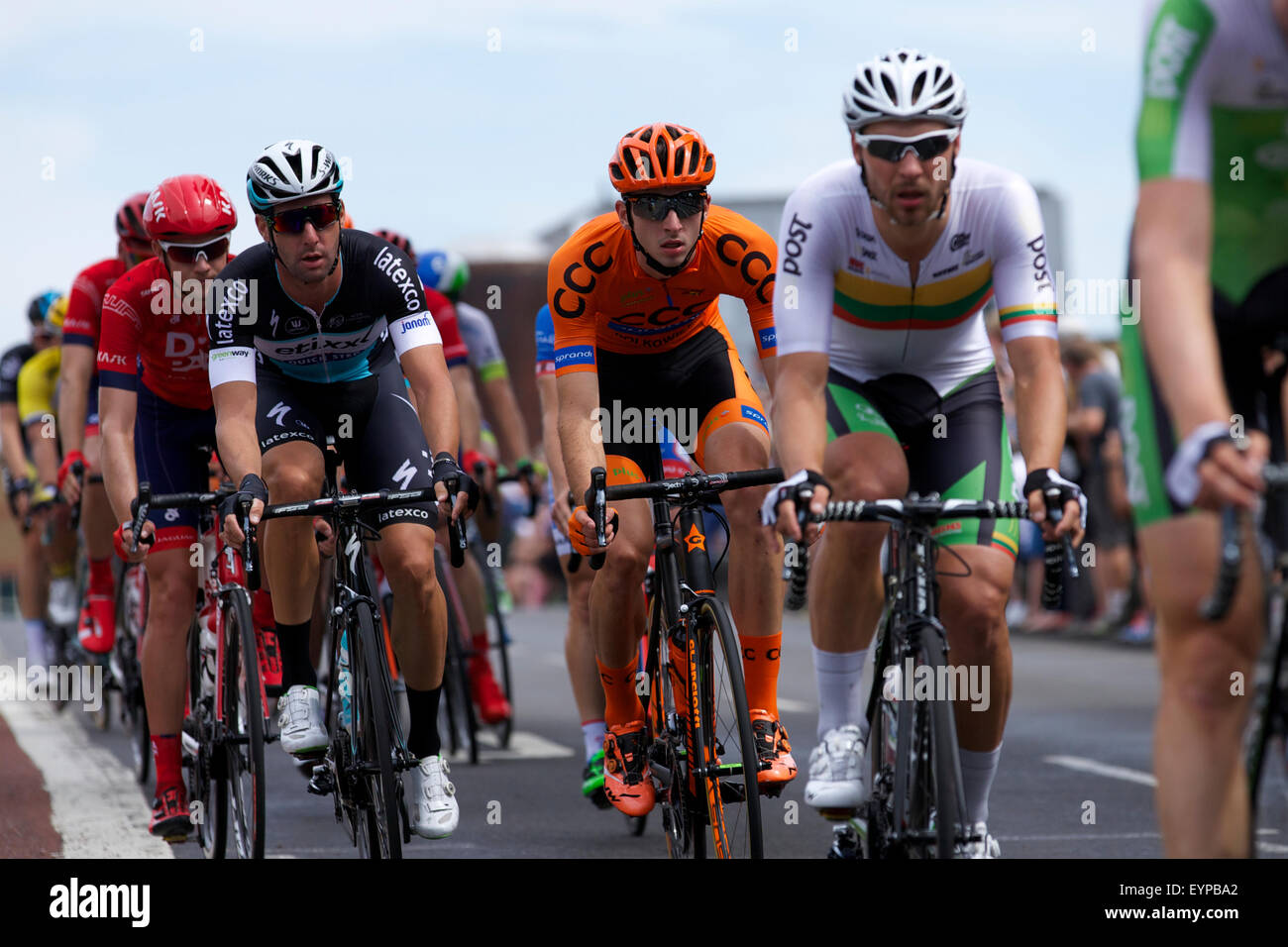 Kingston upon Thames, Surrey, UK. 2 août 2015. Les cyclistes dans la main pelaton de la Prudential RideLondon-Surrey cycle classique race cross Kingston bridge sur le tronçon de la course Credit : Emma Durnford/ Alamy Live News Banque D'Images