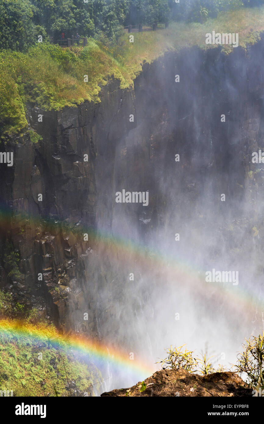 Double arc-en-ciel dans la brume de Victoria Falls sur la rivière Zambèze dans Mosi-Oa-Tunya National Park, Zambie Banque D'Images