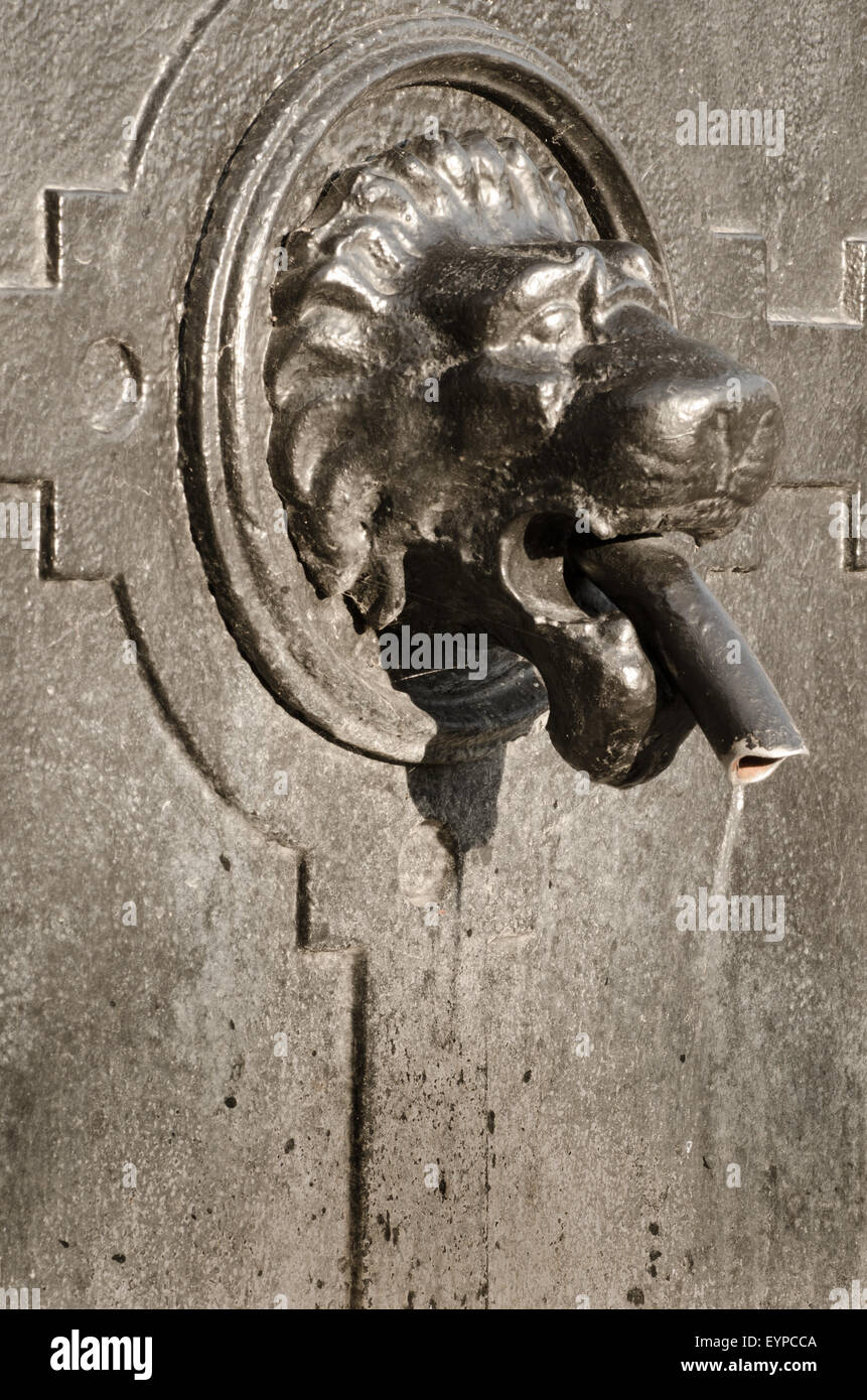 Robinet d'eau en forme de tête de lion Banque de photographies et d'images  à haute résolution - Alamy