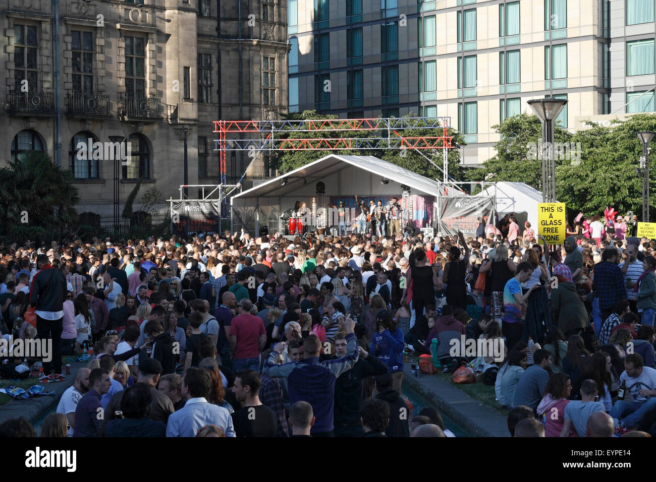 Sheffield tramlines Music Festival Peace Gardens Stage 2015. Angleterre Royaume-Uni. Centre ville espace ouvert Banque D'Images