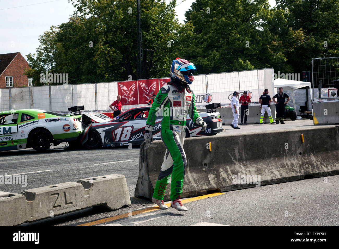 Copenhague, Danemark, 2 août, 2015.Trois voitures entre en collision avec l'écrasement de la dernière clôture de la chaleur le Championnat danois à Copenhague Thundersport Historic Grand Prix. Sur la photo C. Martin Jensen en voiture no 20 feuilles de la piste de course. Credit : OJPHOTOS/Alamy Live News Banque D'Images