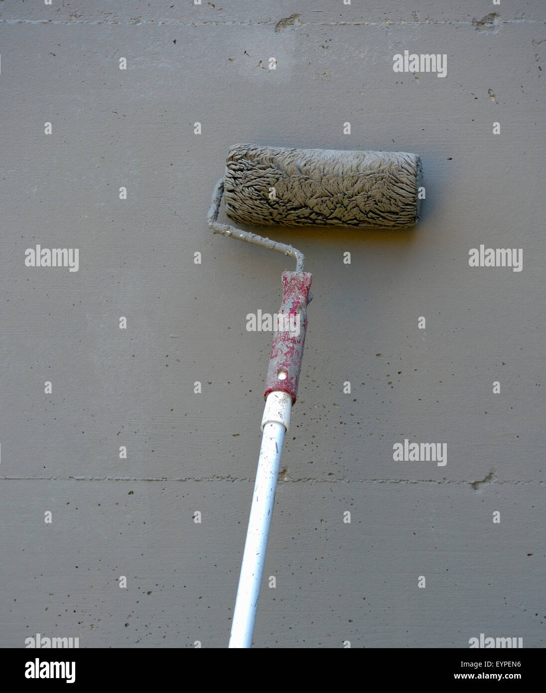 Close up de peinture d'un mur en béton avec rouleau Banque D'Images
