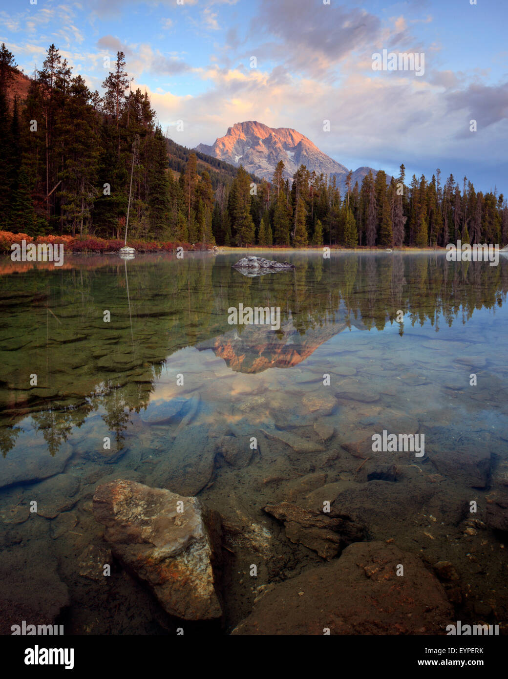 Mt Moran attraper les premiers rayons de lumière comme vu de Sting dans le Lac du Parc National de Grand Teton, Wyoming Banque D'Images