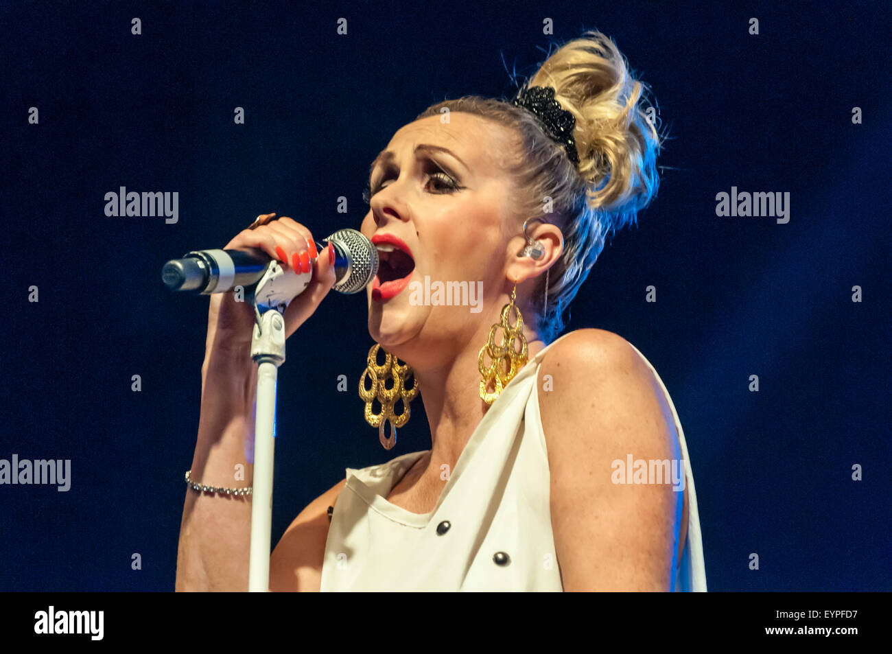 Belfast, Irlande du Nord. 2 Aug 2015 - Susan Ann Sulley le chant avec la ligue humaine comme ils jouent à l'Feile Phobail (Festival du Peuple) Banque D'Images Belfast, Irlande du Nord. 2 Aug 2015 - Susan Ann Sulley le chant avec la ligue humaine comme ils jouent à l'Feile Phobail (Festival du Peuple) Banque D'Images