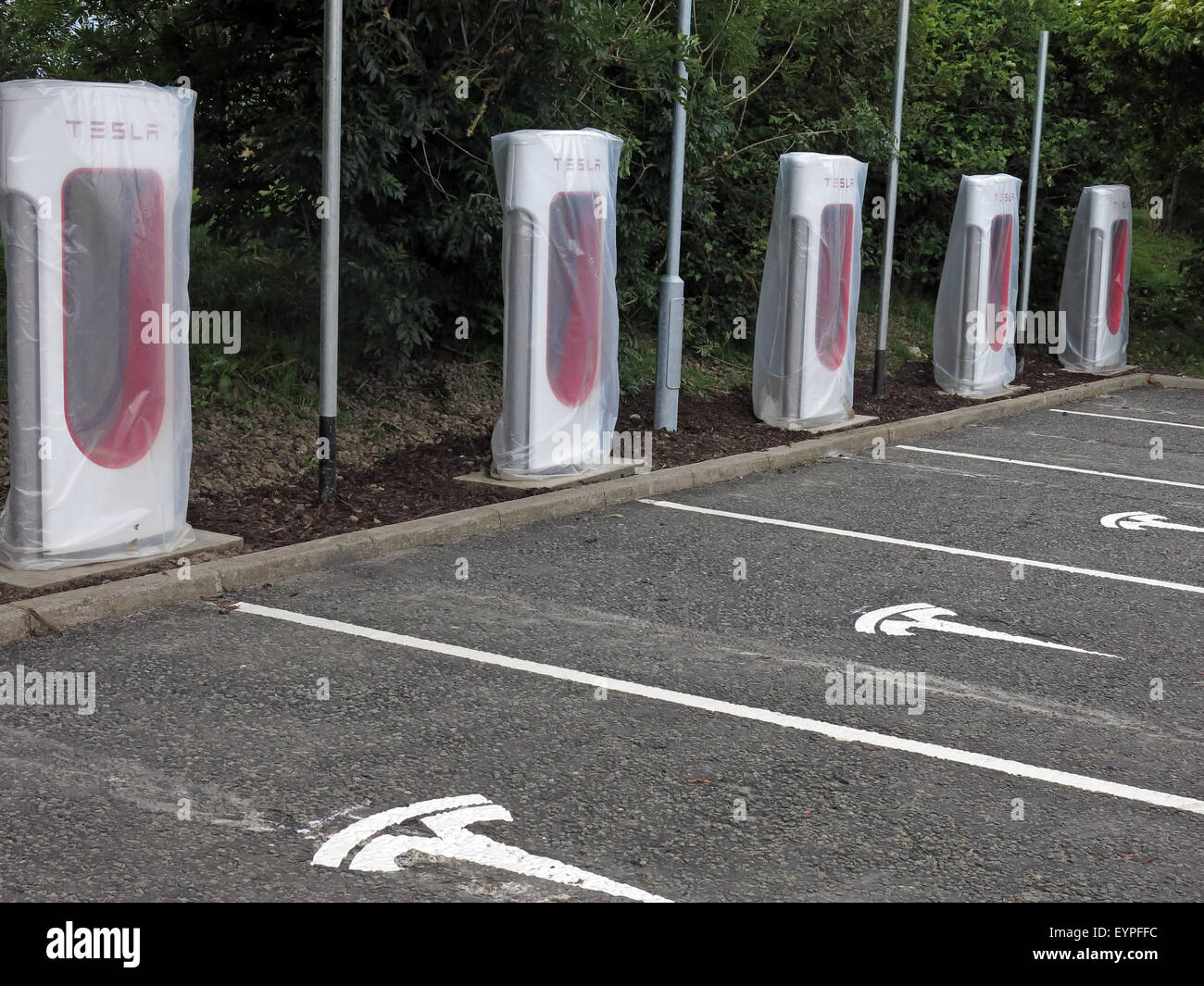 Points de charge Tesla mis en œuvre sur une zone de service sur autoroute au Royaume-Uni Banque D'Images