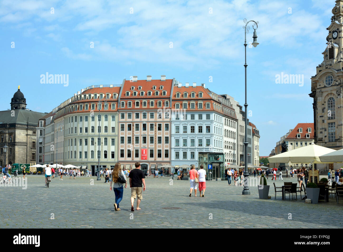 Les touristes sur le nouveau marché n Dresde avant les maisons de ville. Banque D'Images